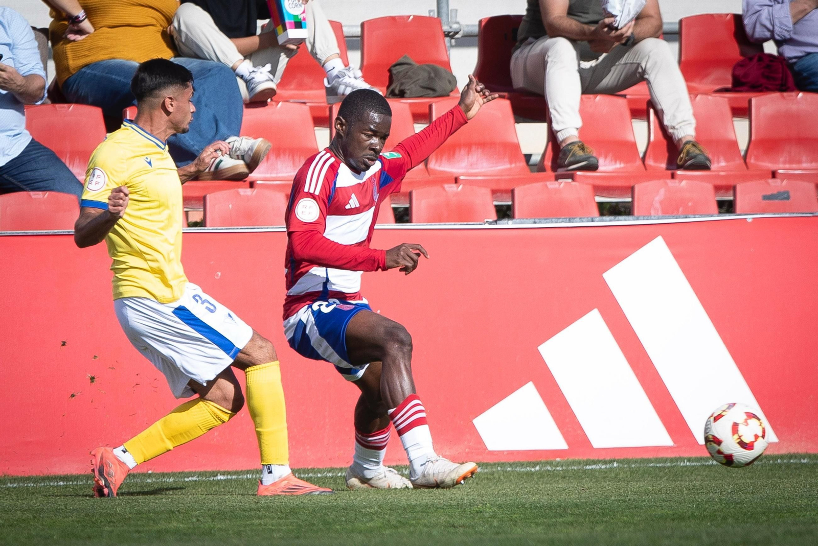 Las mejores imágenes del Recreativo Granada - Cádiz CF Mirandilla
