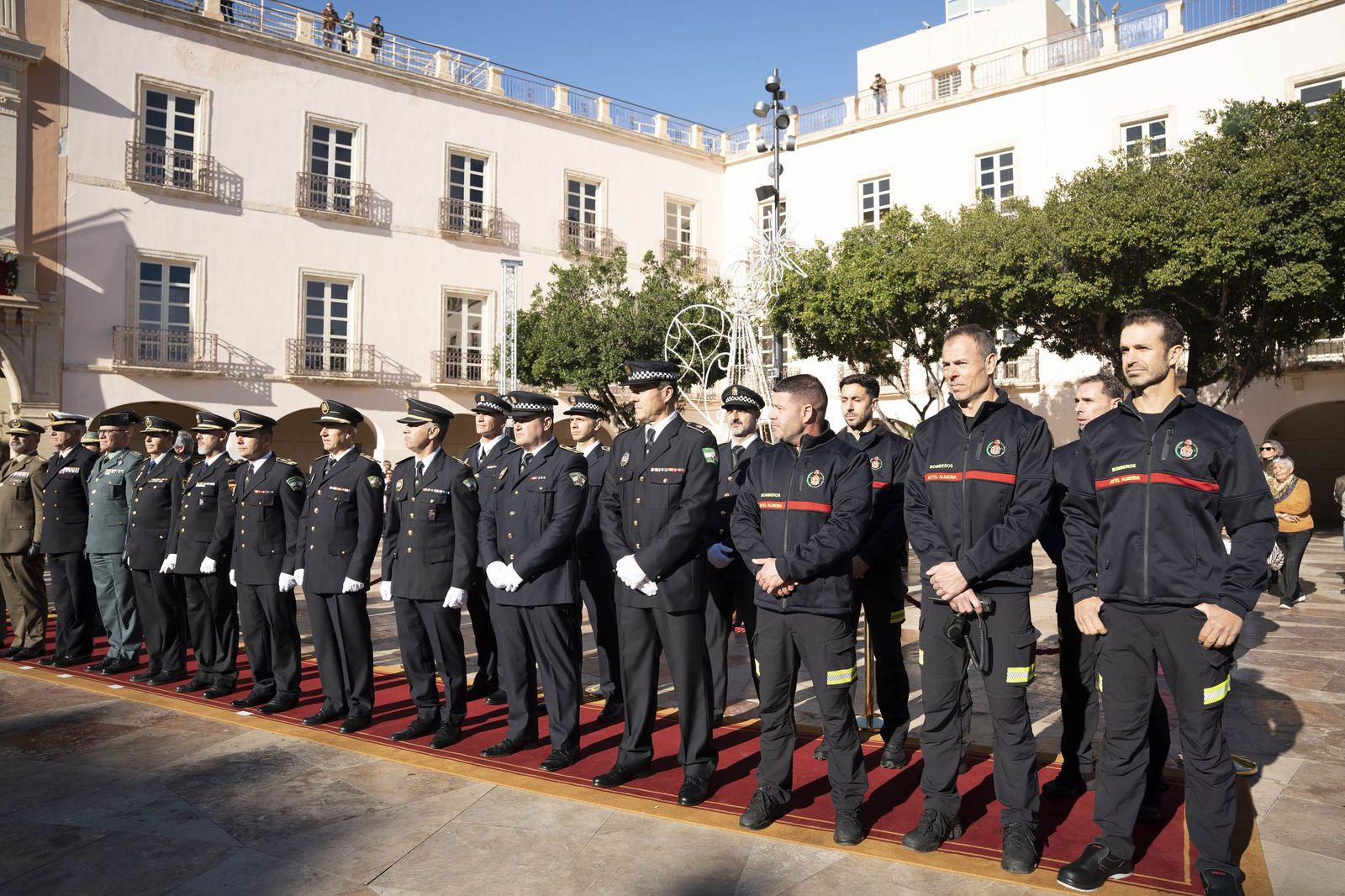 El Pendón vuelve a alzarse en Almería: memoria y ciudad bajo la luz de diciembre