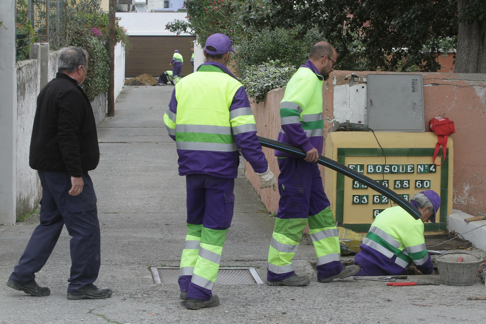 Una cuadrilla de Arcgisa repara una avería en Guadacorte.