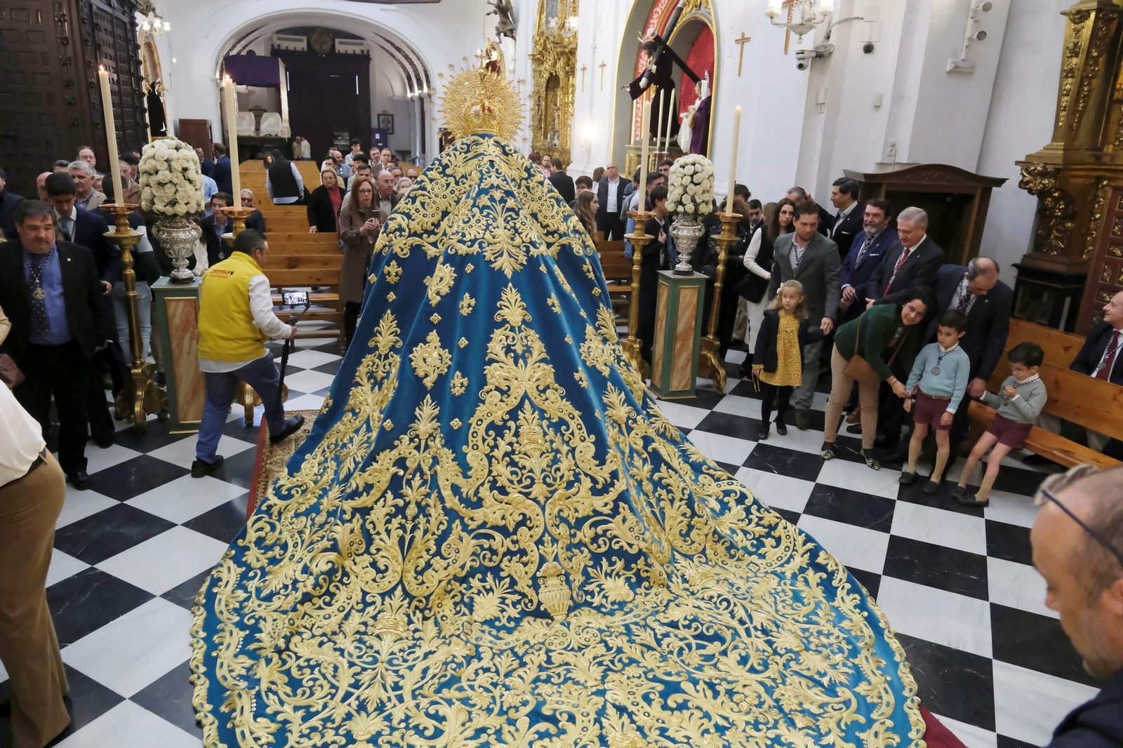 El nuevo manto de la Virgen de la Trinidad de Córdoba, en imágenes