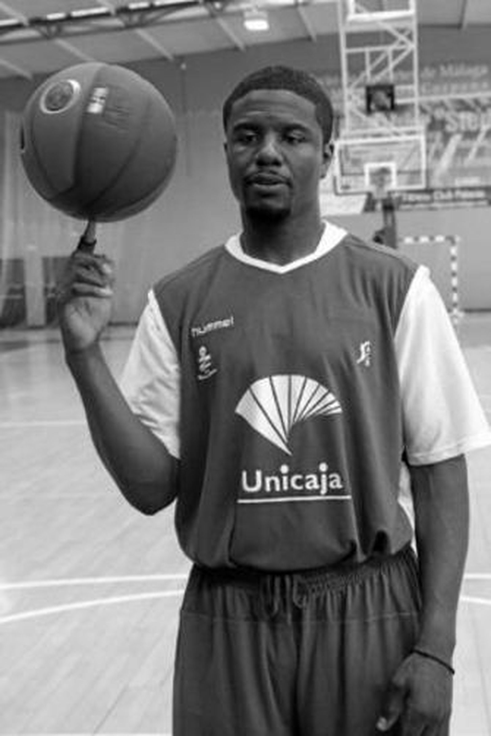 Williams gira el balón durante su presentación el pasado lunes.