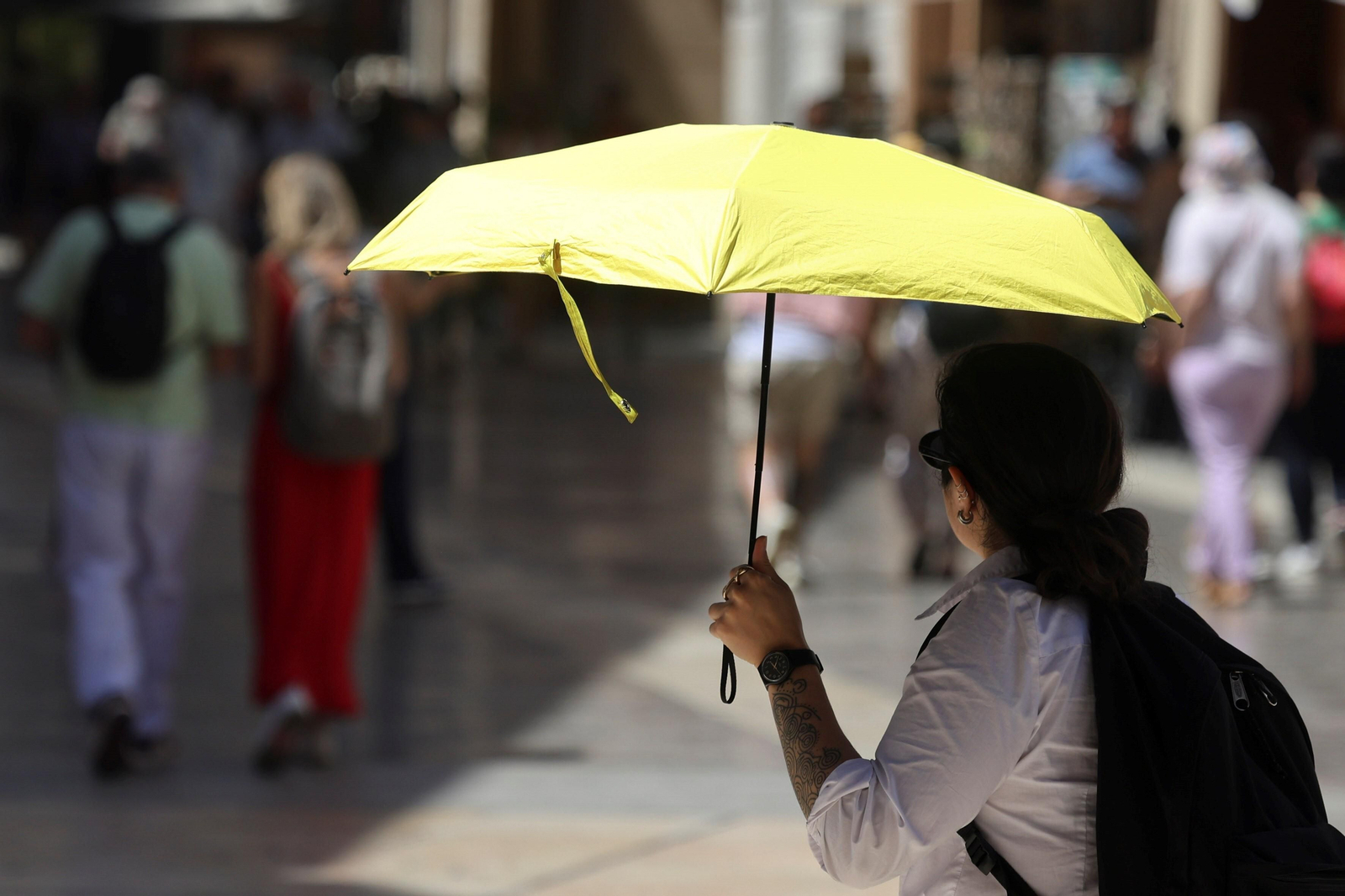 Se han estado usando más paraguas para protegerse del sol que de la lluvia en Málaga. Se han estado usando más paraguas para protegerse del sol que de la lluvia en Málaga.