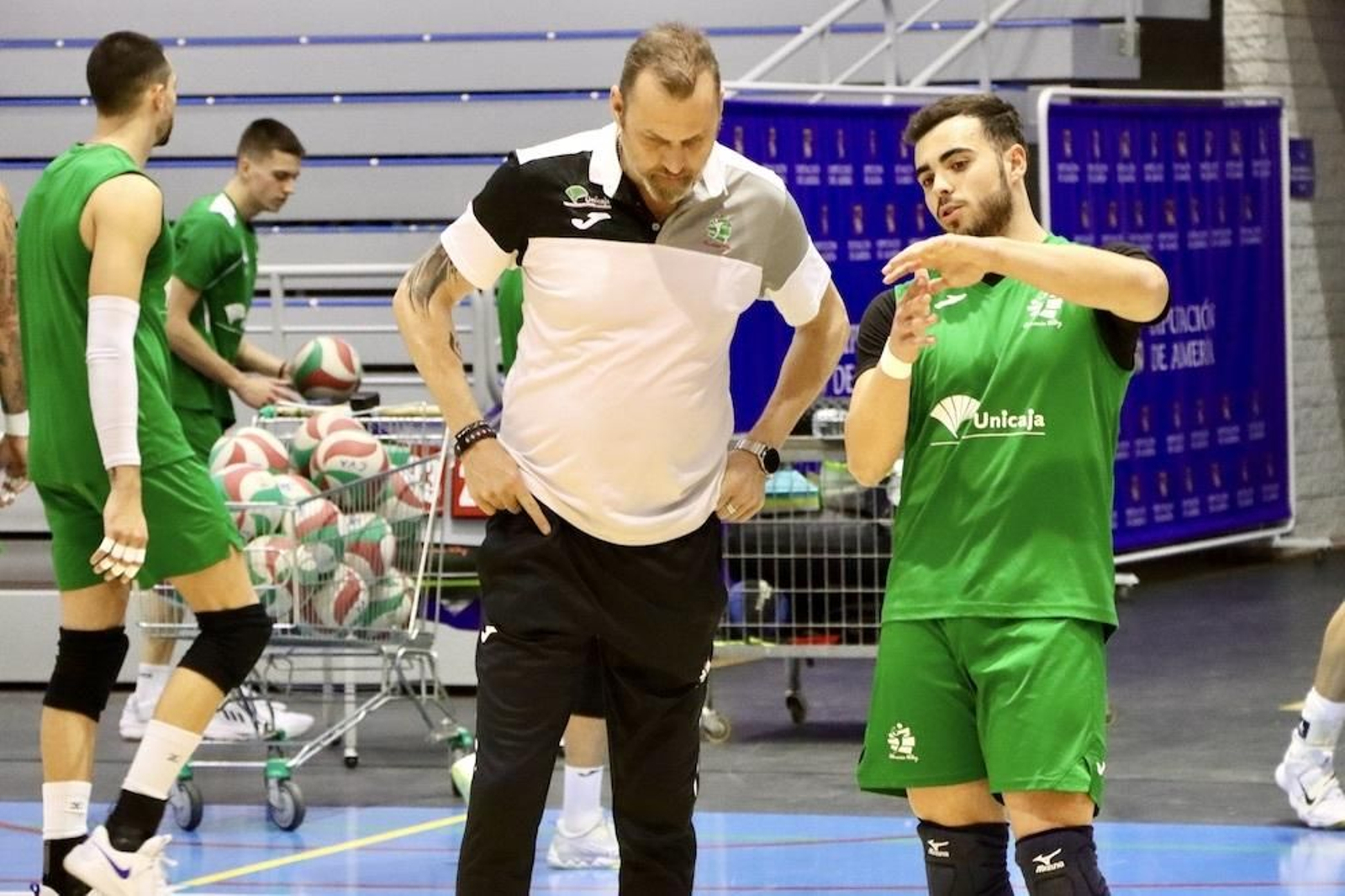 El entrenador y el líbero charlan en uno de los entrenamientos.