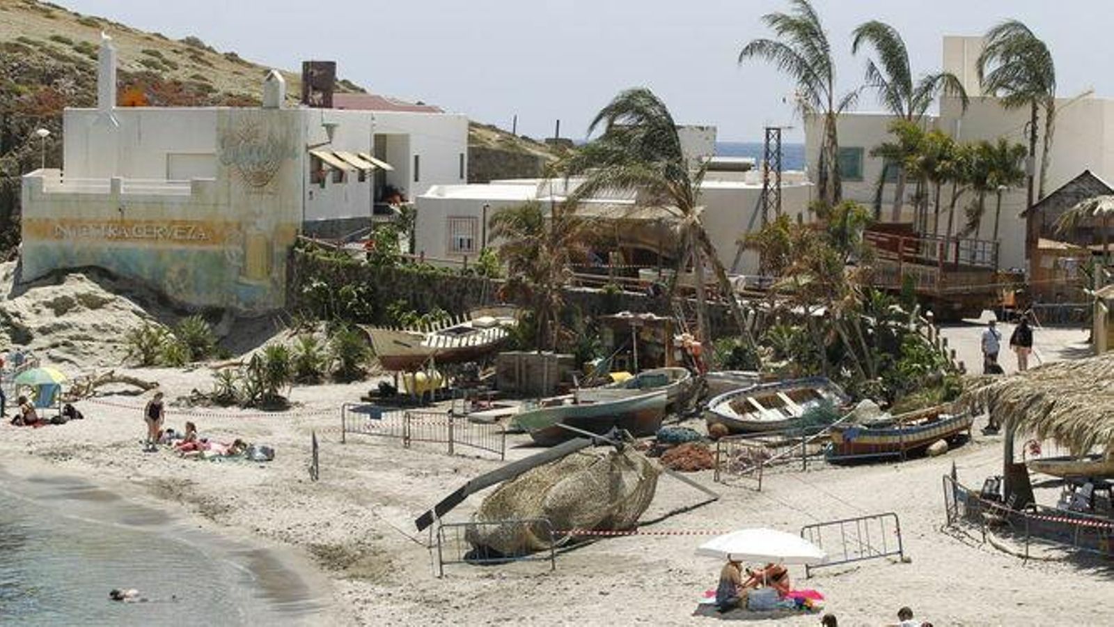 La playa del Rinconcillo fue transformada para el rodaje.