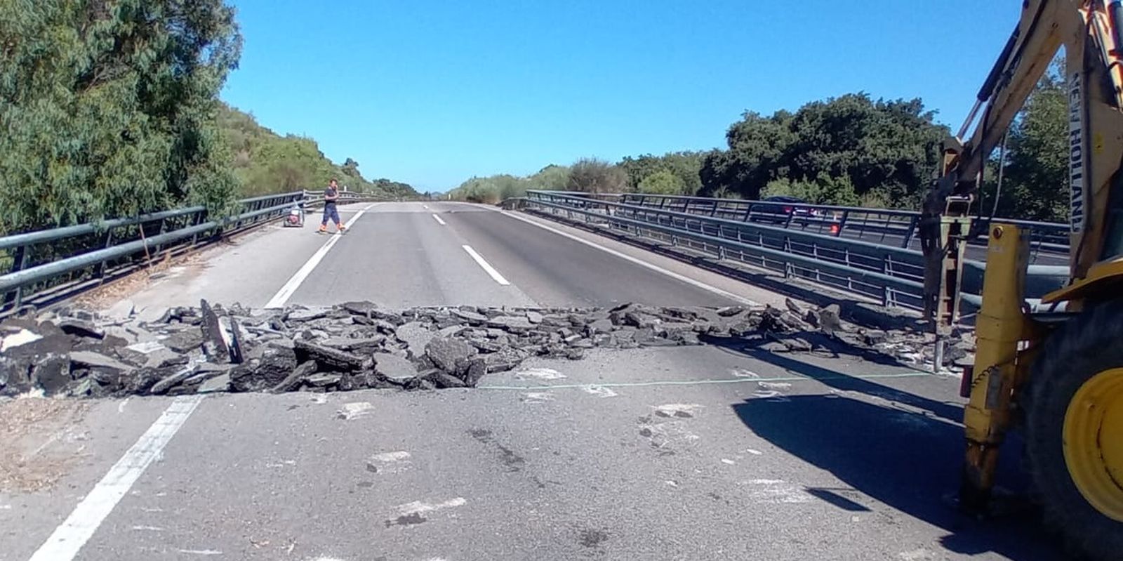Los trabajos en el puente de la A-381, en el término municipal de Los Barrios.