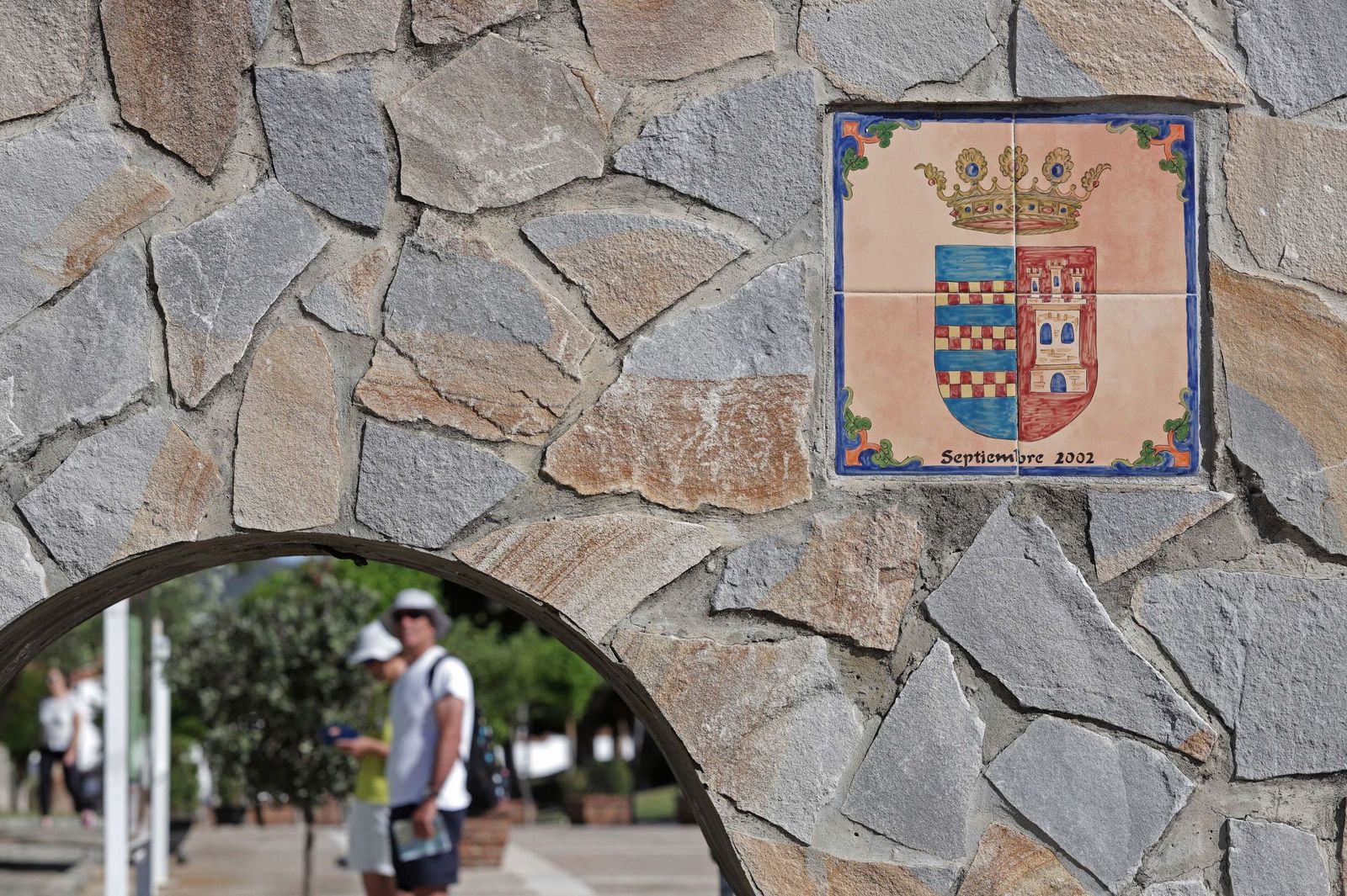 El escudo de Castellar, sobre un muro de la localidad.