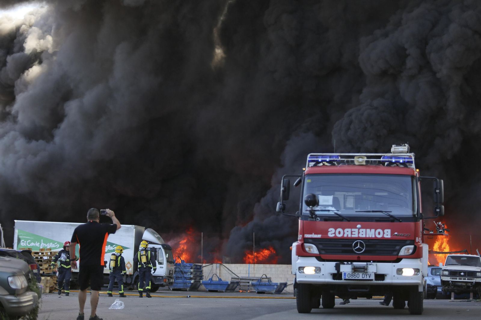 El incendio en el polígono Guadalhorce de Málaga, en fotos