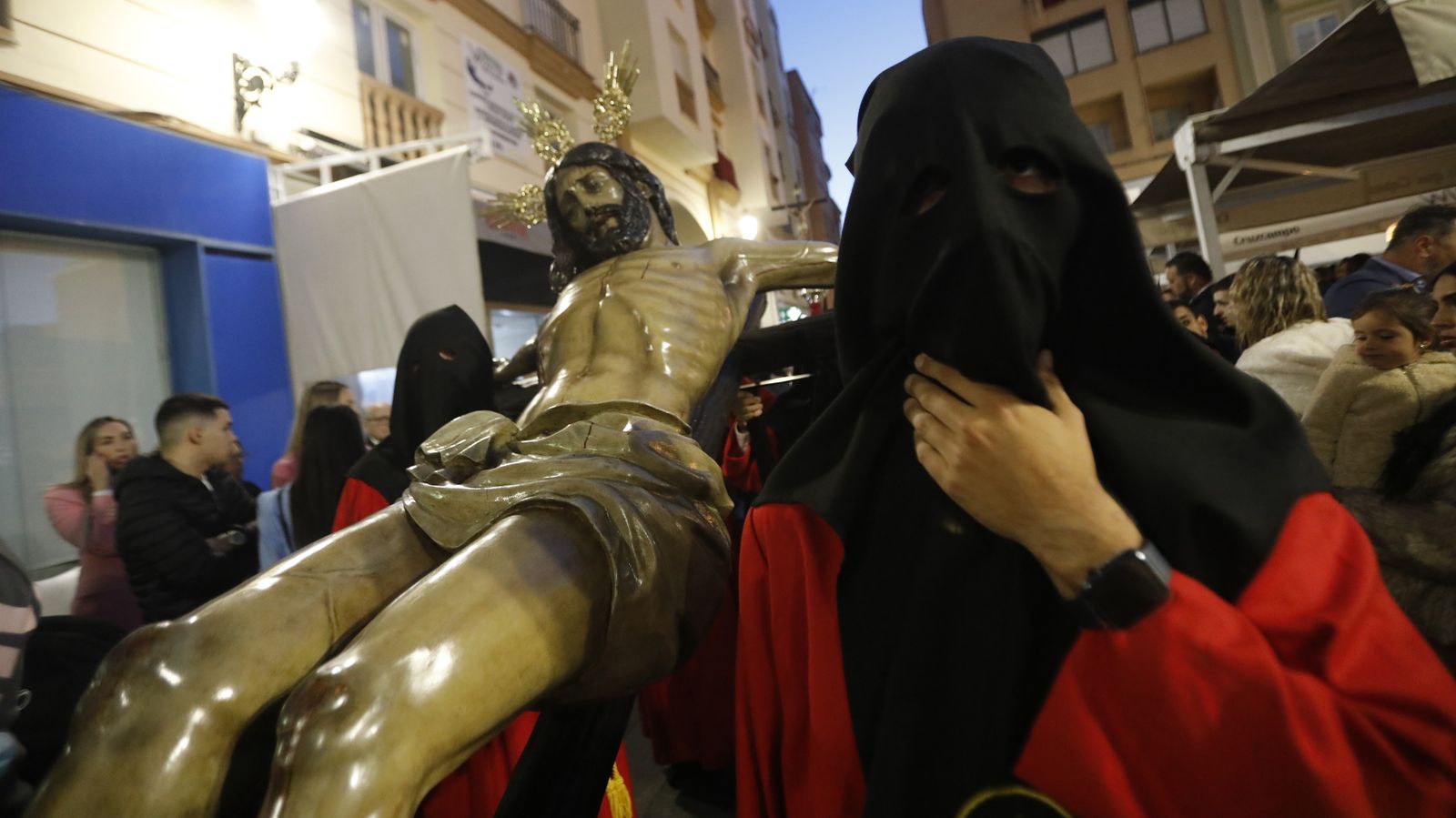 Las fotos del Viernes Santo en la Línea:  Cristo del Mar y Luz y Esperanza Nuestra, Soledad y Santo Entierro, Cristo del Amor y Misericordia y Amargura