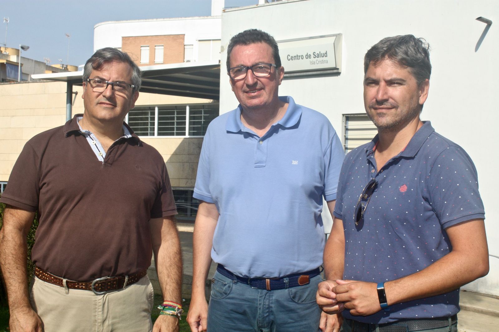 Manuel Andrés Gómez junto a Francisco González y Carlos Guarch en el Centro de Salud de Isla Cristina.