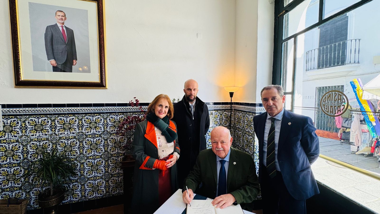 Jesús Aguirre firma en el Libro de Honor del Casino en presencia de Pilar Roncero, Adrián Torres y Antonio Jesús Rosendo.