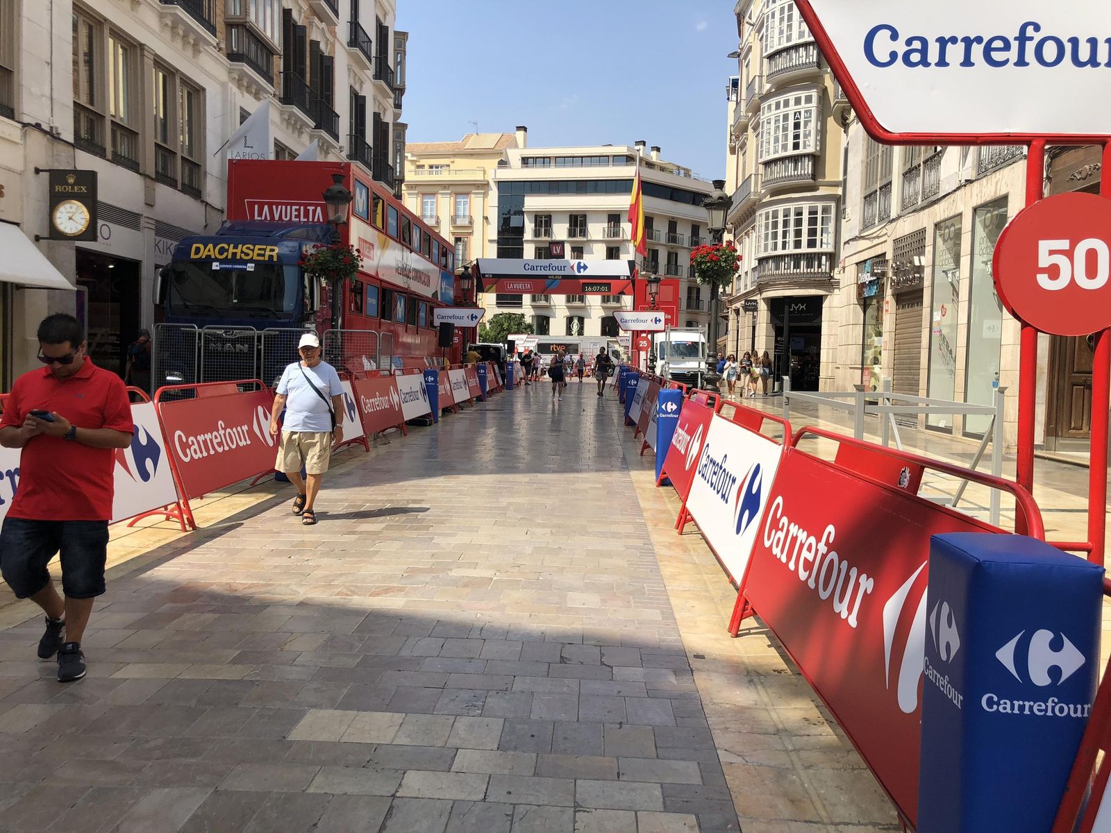 Imagen de la Calle Larios, con la estructura ya preparada para acoger hoy la primera etapa de la Vuelta a España.