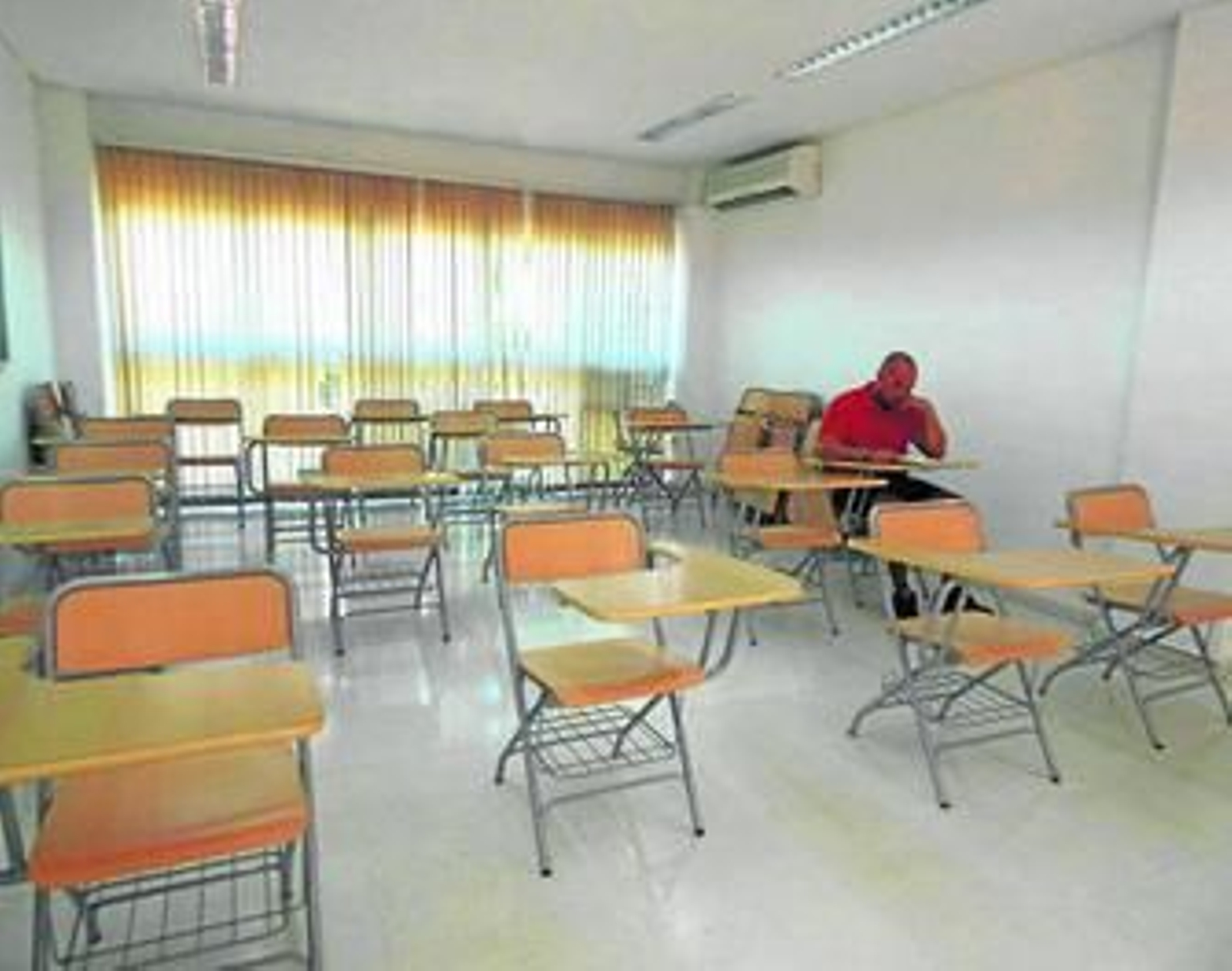 Un alumno estudia en la sala habilitada por el Centro de la Uned en la capital, como alternativa a la biblioteca.