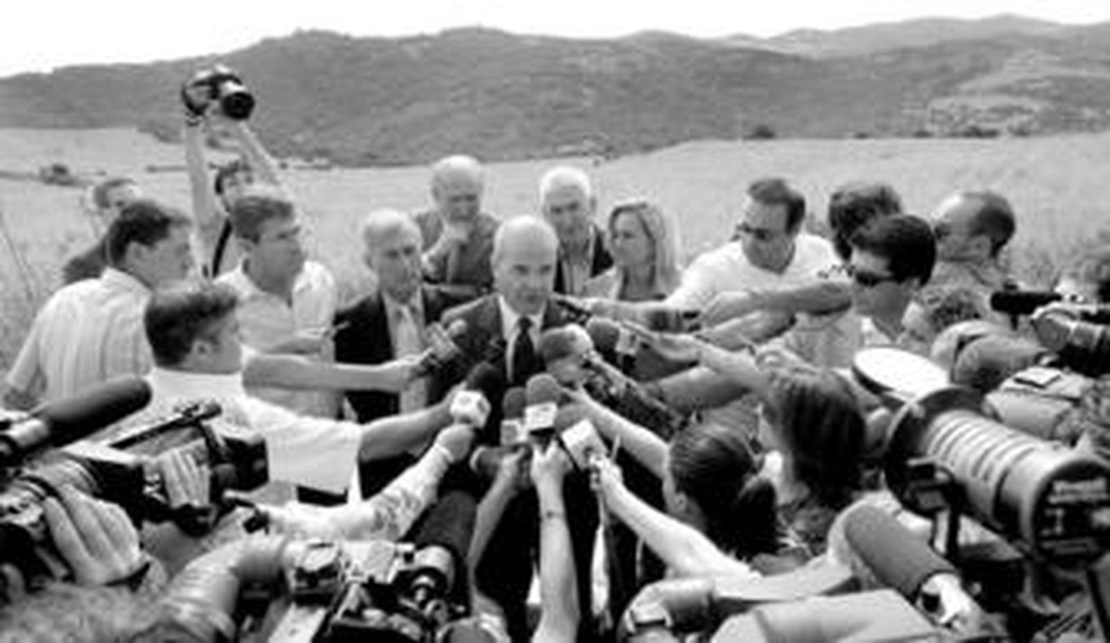 El presidente de la Junta de Andalucía, Manuel Chaves, explica la situación del incendio en el puesto de mando de Marchenilla, ayer en Algeciras.