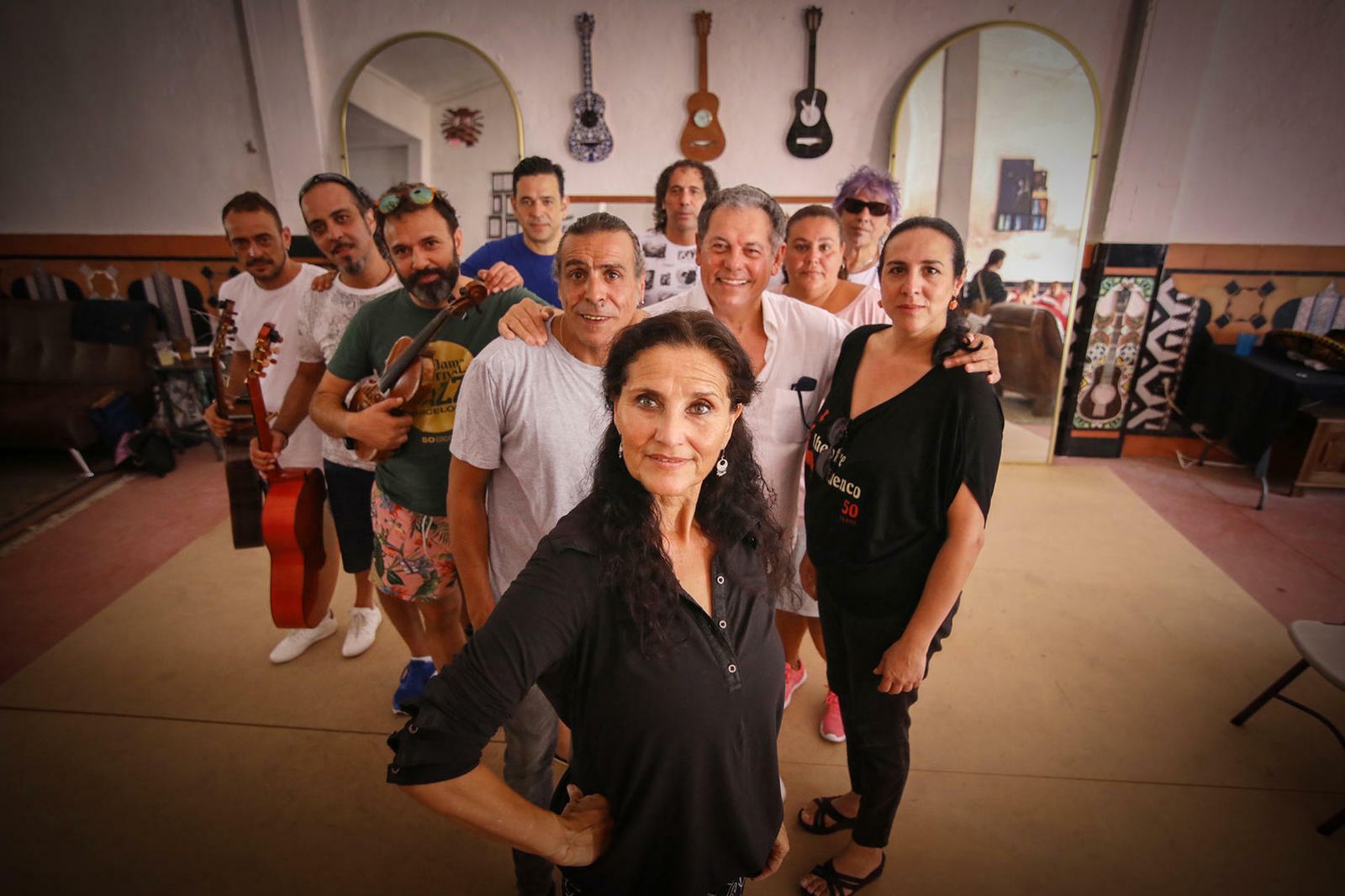 María Bermúdez, junto a parte del elenco artístico que actuará esta noche.