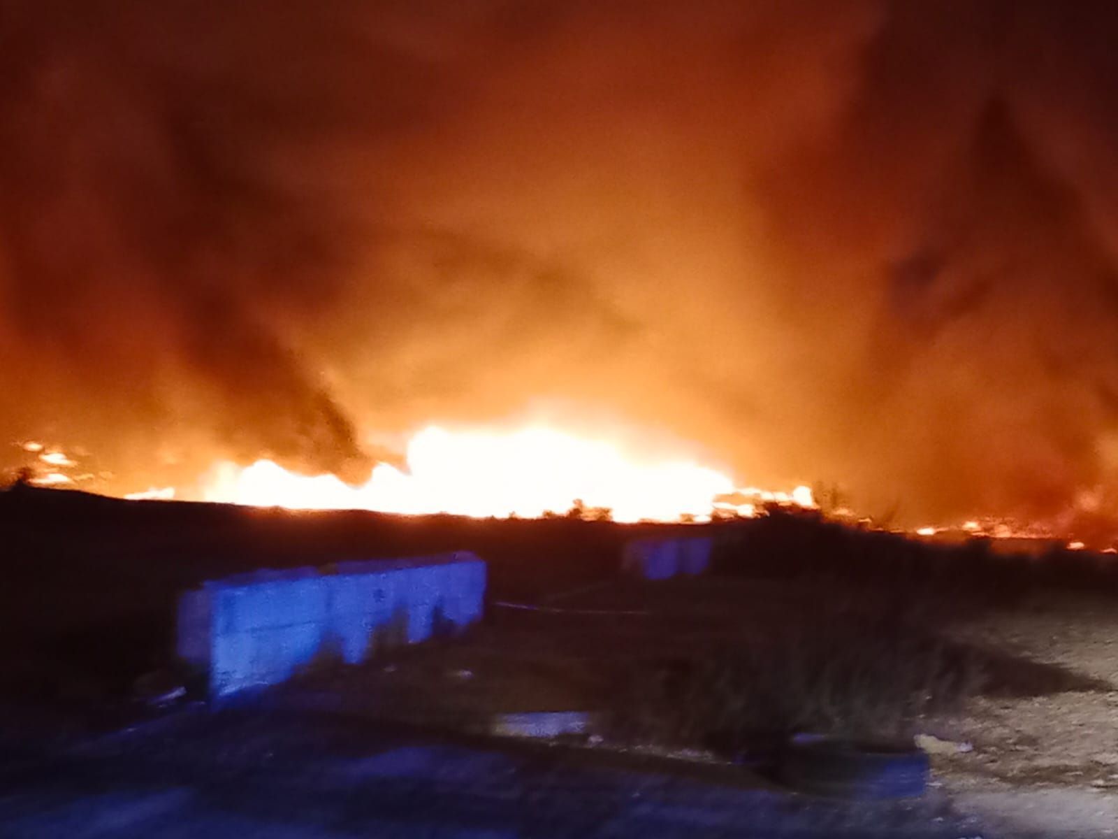Incendio en la A-379 en Puente Genil.