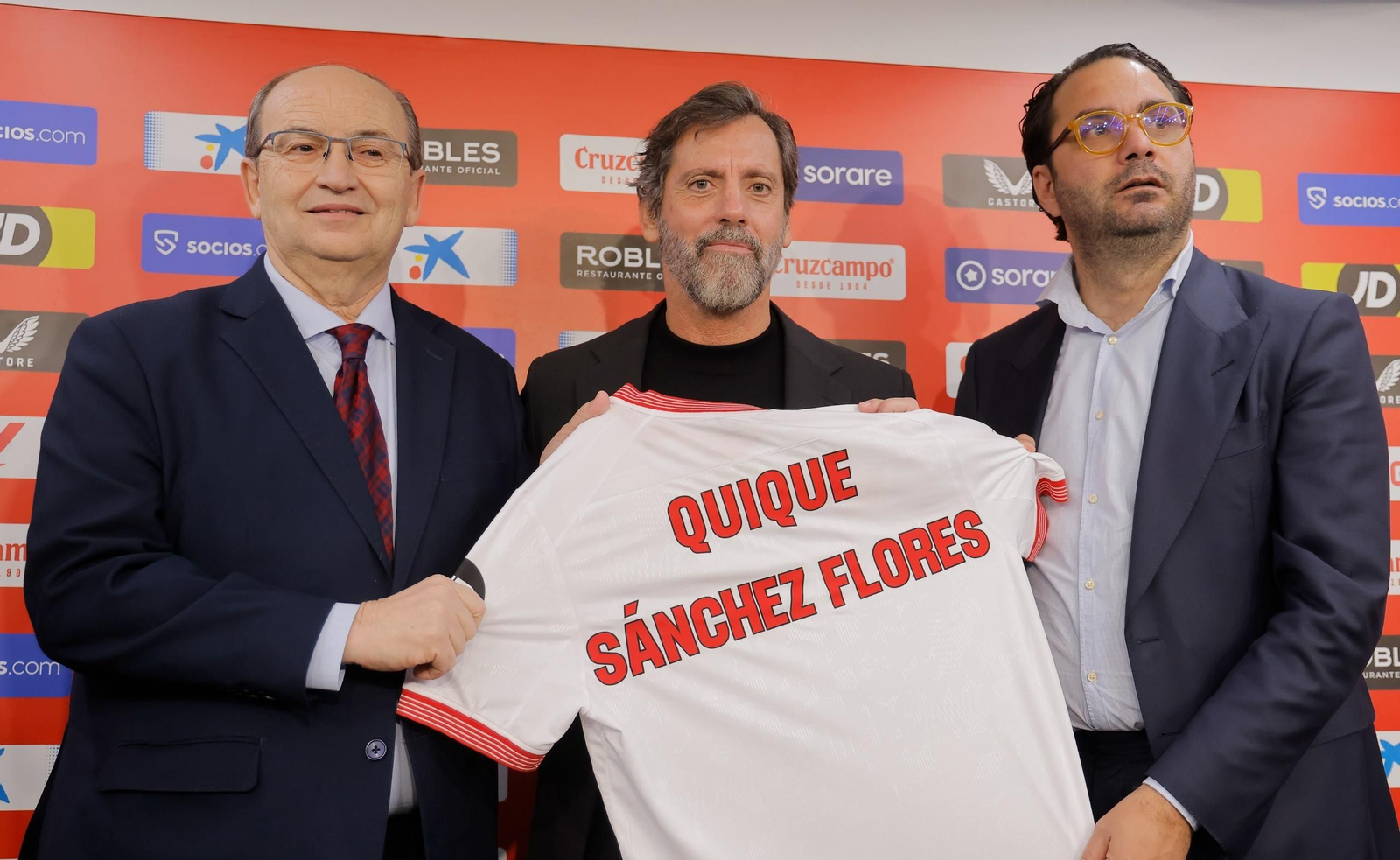 Quique Flores, flanqueado por Pepe Castro y Víctor Orta en su presentación.