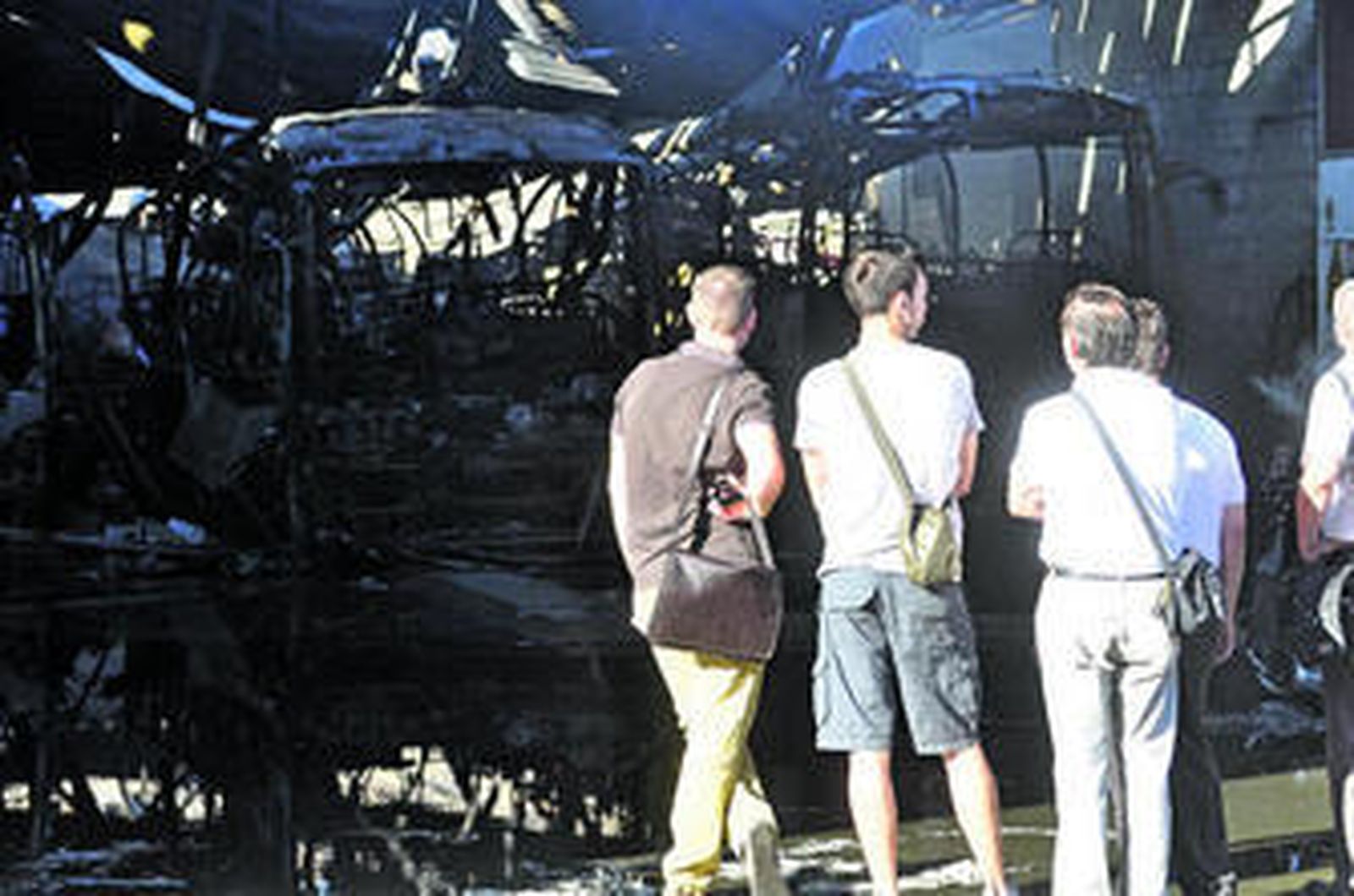 Un incendio calcina cinco autobuses