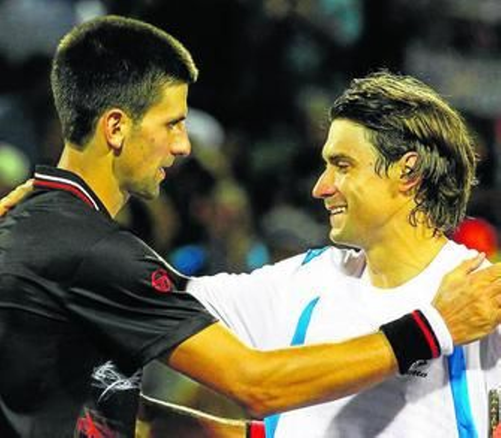 Ferrer felicita a Djokovic tras perder ante el balcánico en cuartos de final.