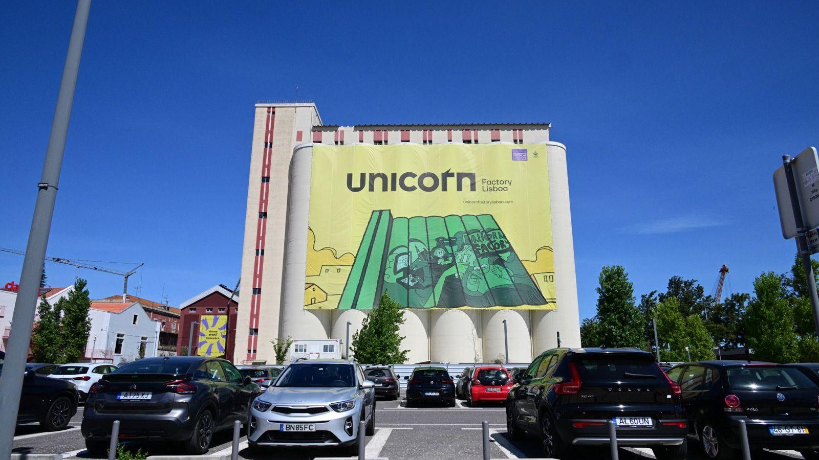 Uno de los edificios de la Fábrica de Unicornios de Lisboa, de clara similitud con el almacén de los depósitos de tabaco de Cádiz. Uno de los edificios de la Fábrica de Unicornios de Lisboa, de clara similitud con el almacén de los depósitos de tabaco de Cádiz.