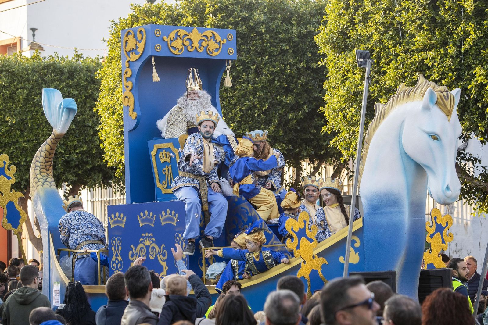 La carroza del Rey Melchor en la Cabalgata de la Ilusión de 2020 en San Fernando. Ese año hizo del primero de los de Oriente Miguel Cano Garófano