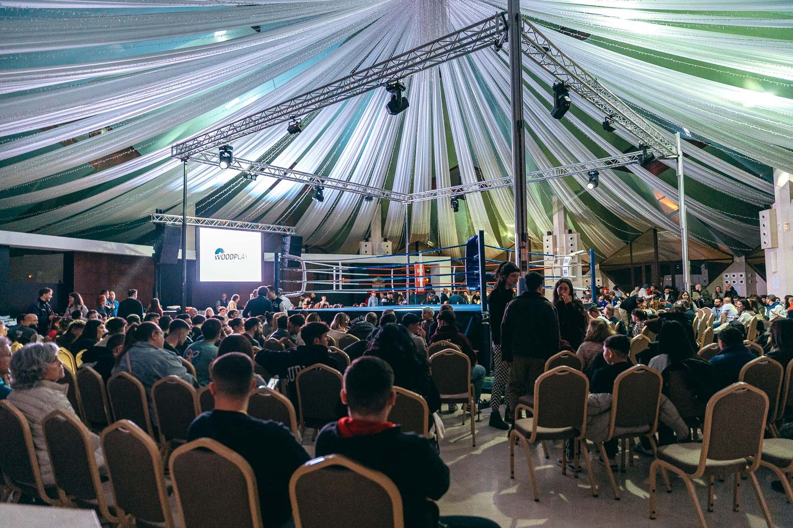En imágenes: golpes solidarios en una impresionante White Collar Boxing