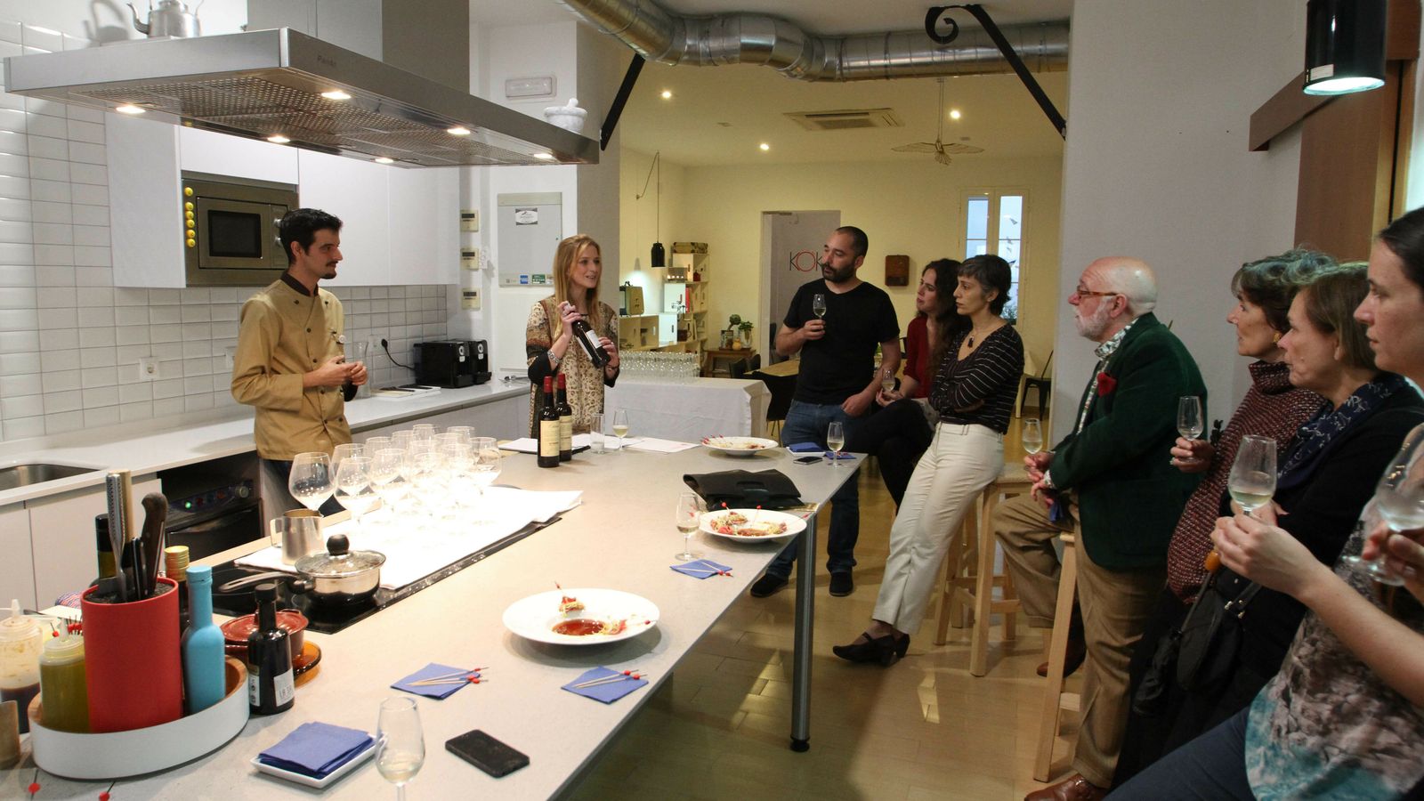 Un grupo atiende a las explicaciones de la encargada de la cata