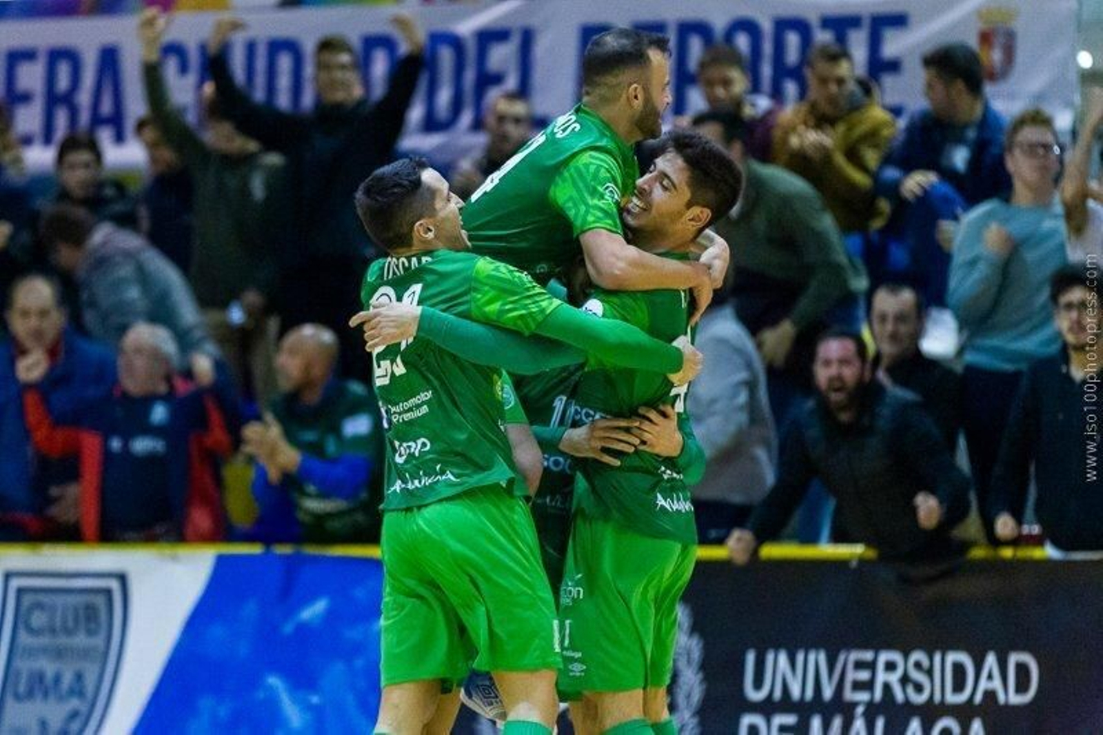 Jugadores del UMA Antequera, celebrando un gol en el Fernando Argüelles.