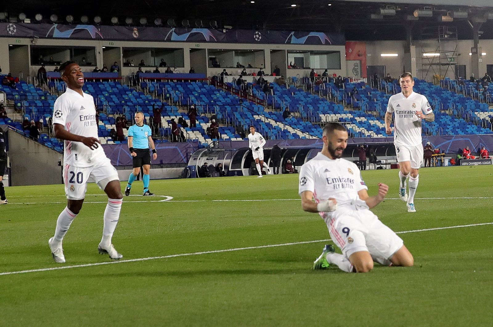 Karim Benzema celebra ante Vinicius el primero de los dos goles que marcó ayer.
