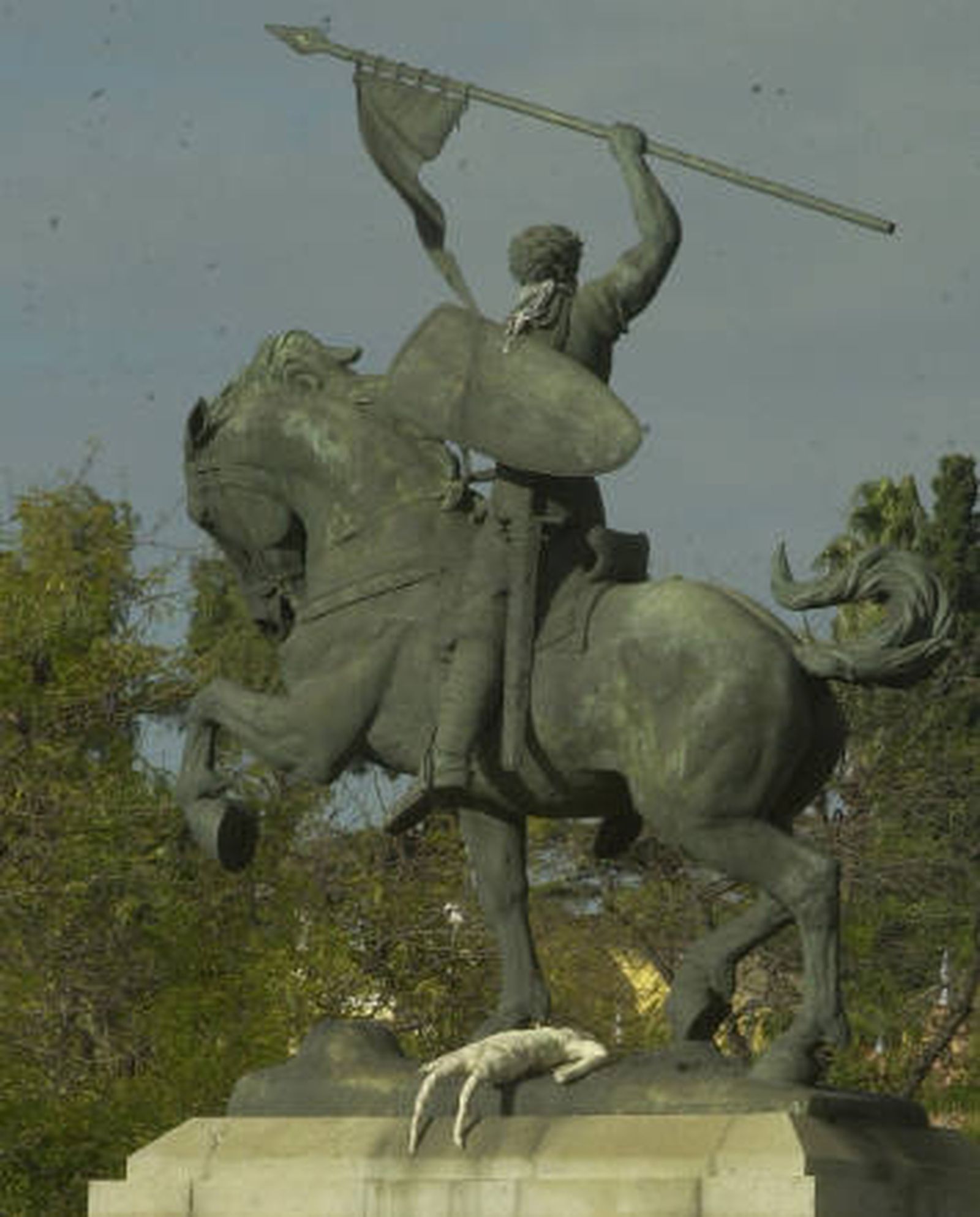 El Ayuntamiento restaurará la estatua ecuestre del Cid con un tratamiento 'antigraffitis'