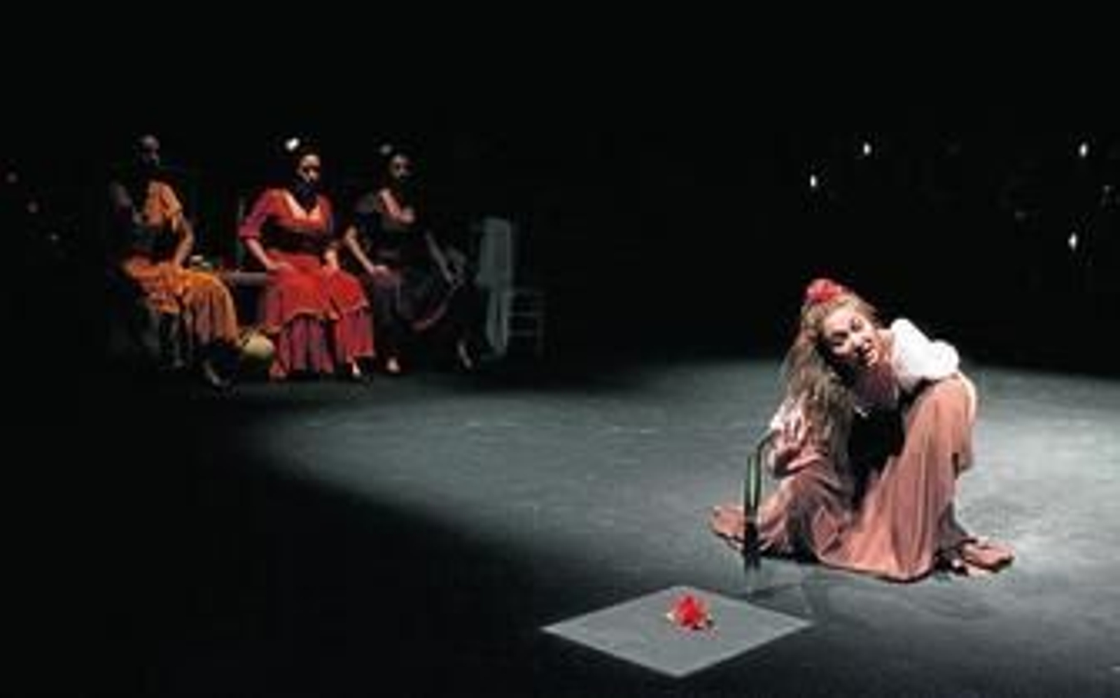 Representación de 'Carmen' en el Teatro Salvador Távora con dramaturgia del director sevillano.