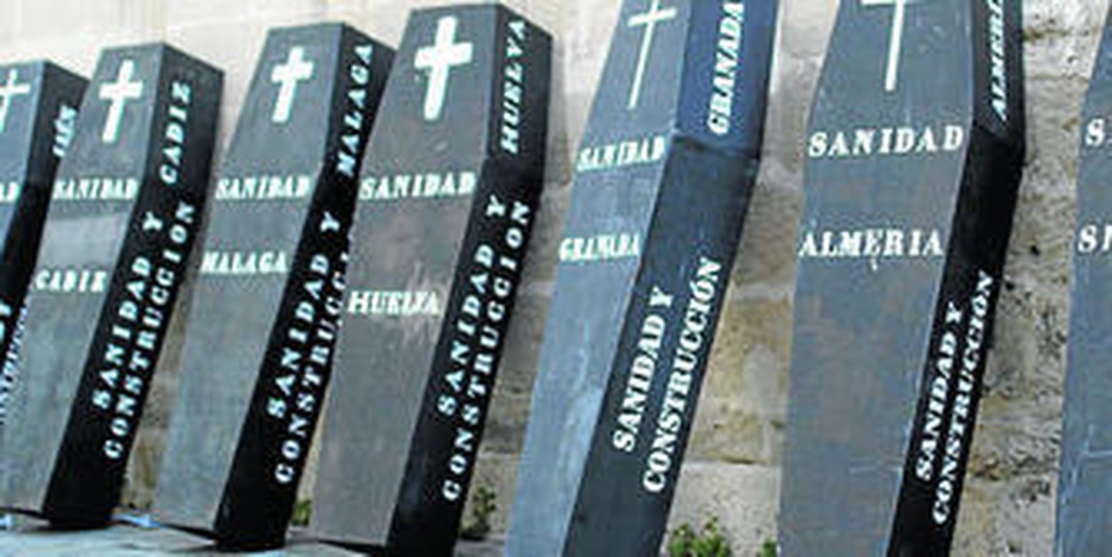 Los trabajadores de Pascual prosiguen sus concentraciones en Sevilla, en las que lamentan "la muerte de la sanidad andaluza".