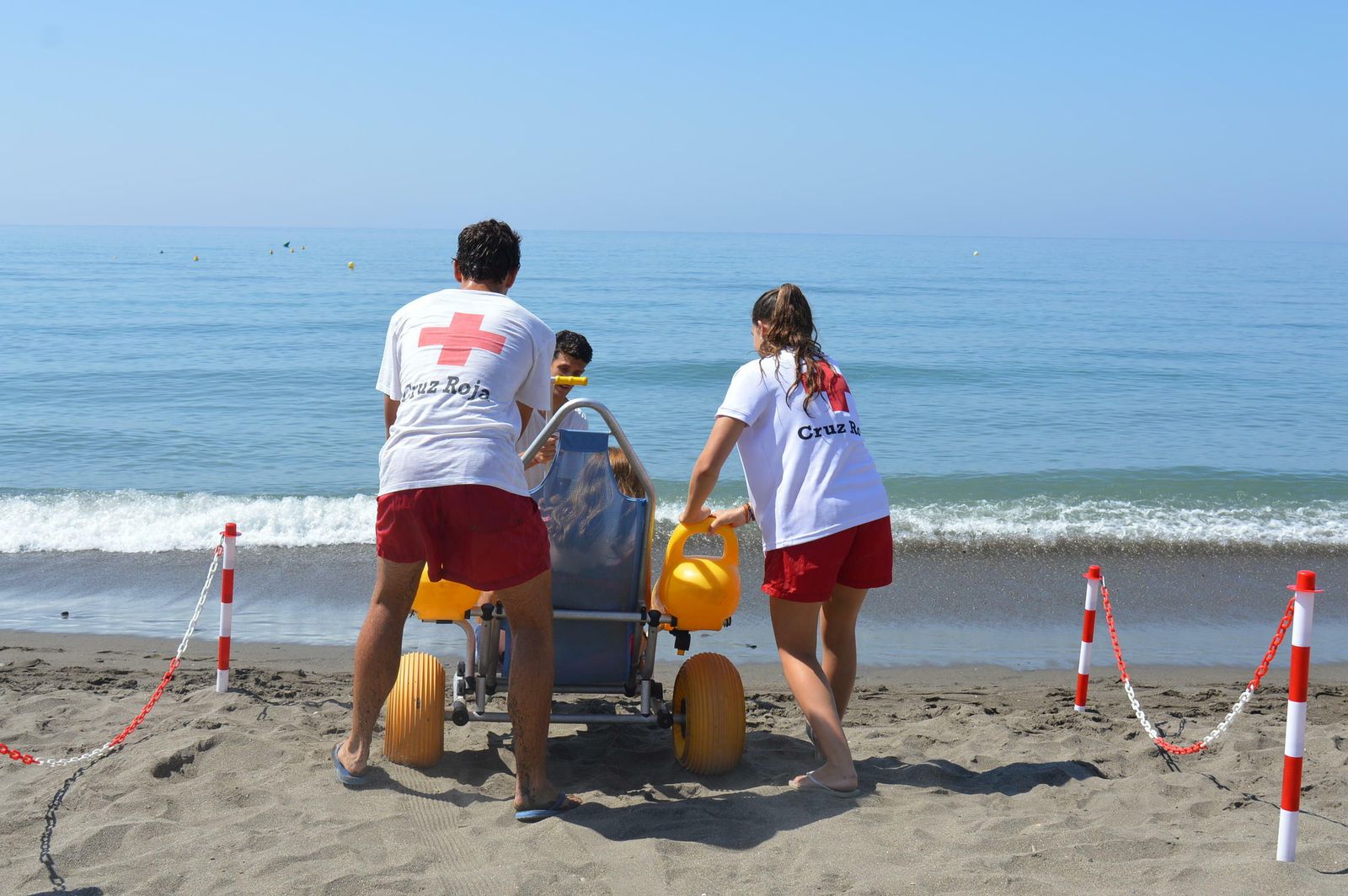 Silla anfibio para el baño asistido por los voluntarios de Cruz Roja.