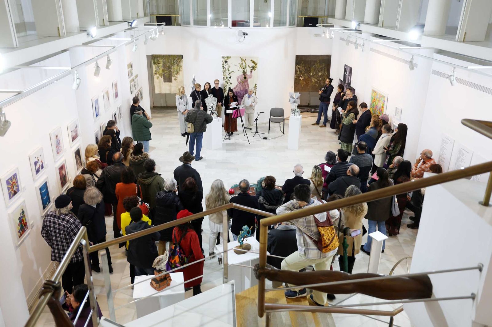 Imágenes del acto de clausura de la exposición "Bajo un mismo latido", en la Casa Colón de Huelva
