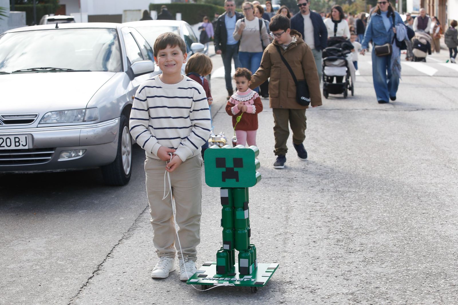 Búscate en las fotos del arrastre de latas 2026 en Los Barrios