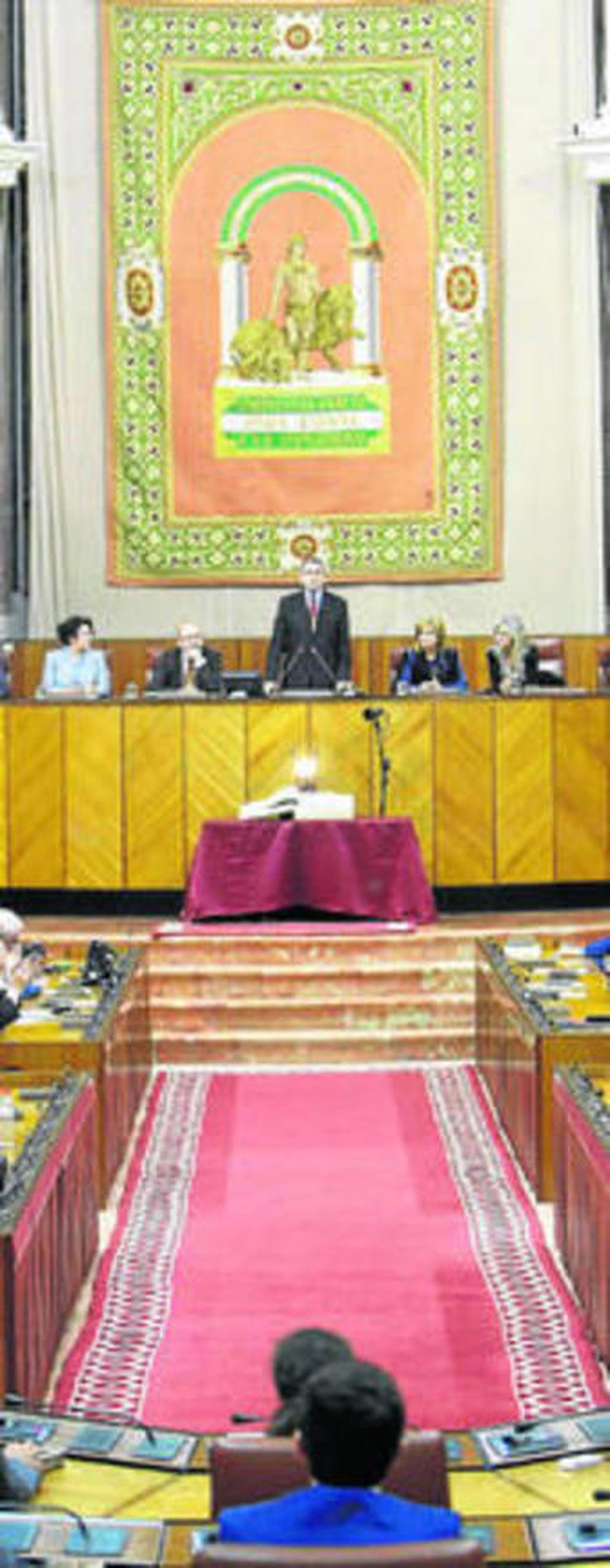 Manuel Gracia en su toma de posesión como presidente del Parlamento.