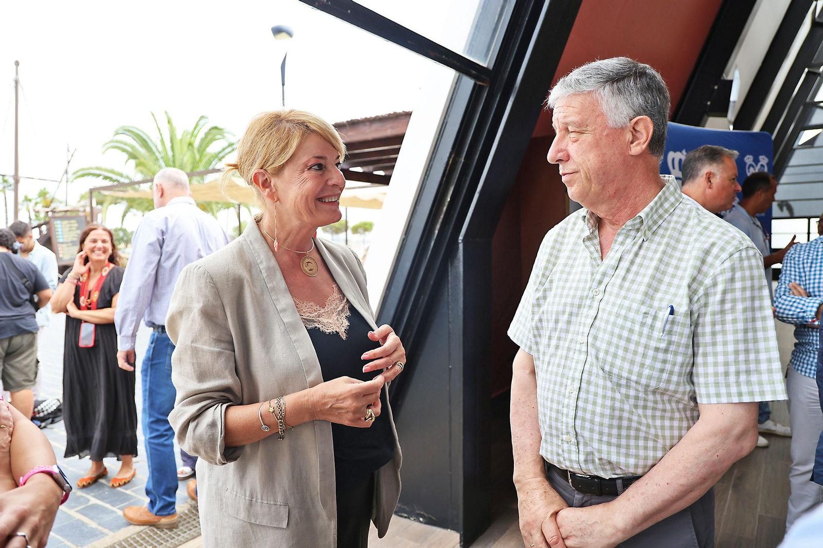 Imágenes de la firma con alcaldes de 34 municipios los convenios del programa 'Tu Diputación Invierte'