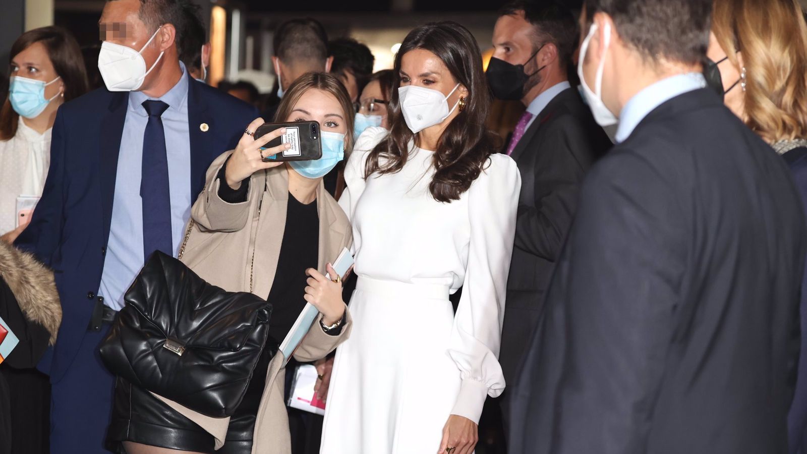 Doña Letizia, haciéndose un 'selfie' con una espontánea.