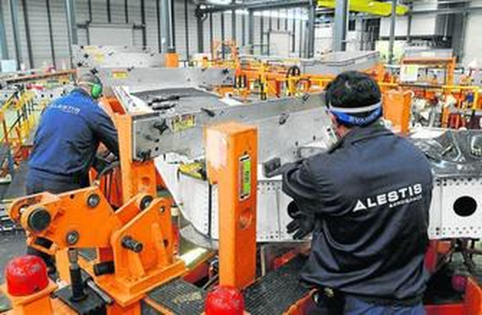 Trabajadores de Alestis en la planta de Puerto Real.