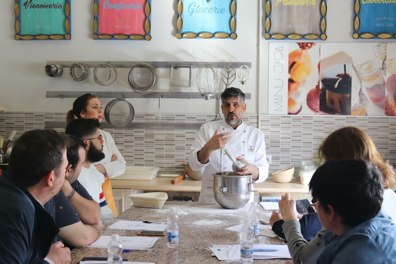 Manu Jara enseña los secretos de la repostería francesa a sus alumnos.