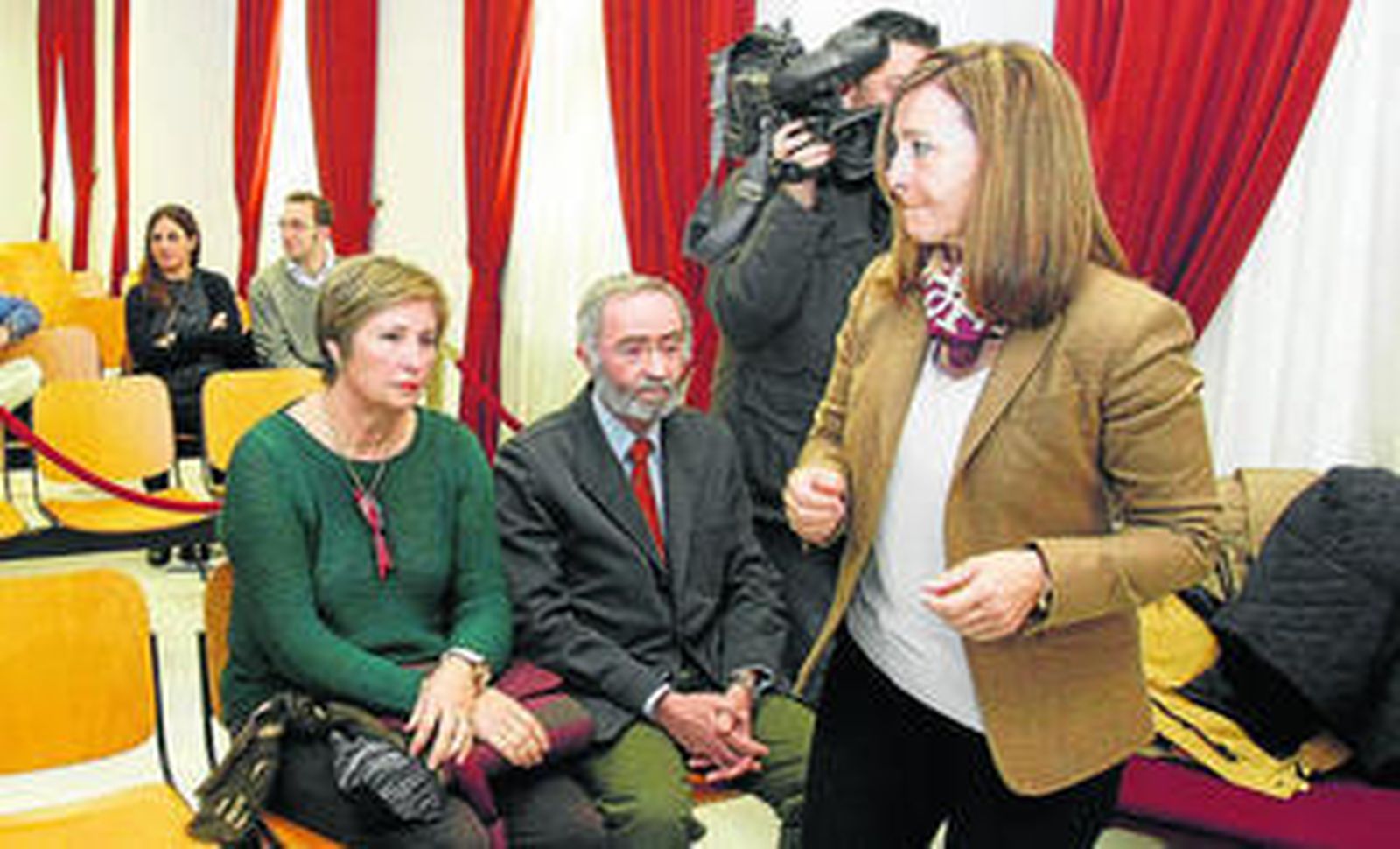 Pilar Sánchez pasa ante Carmen Martínez y Francisco Lebrero, ambos sentados en el banquillo de los acusados.