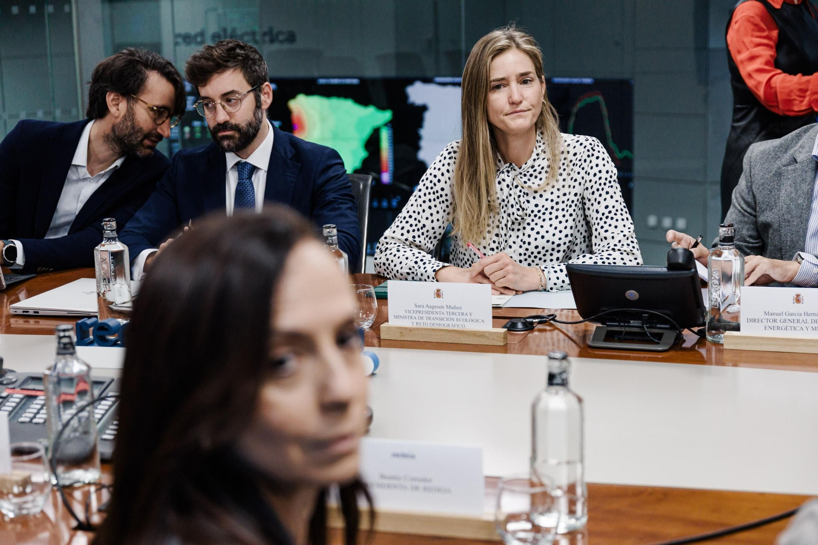La vicepresidenta tercera y ministra para la Transición Ecológica, Sara Aagesen y la presidenta de Red Eléctrica de España, Beatriz Corredor, asisten a la reunión del Comité para el análisis de la crisis eléctrica, el domingo.