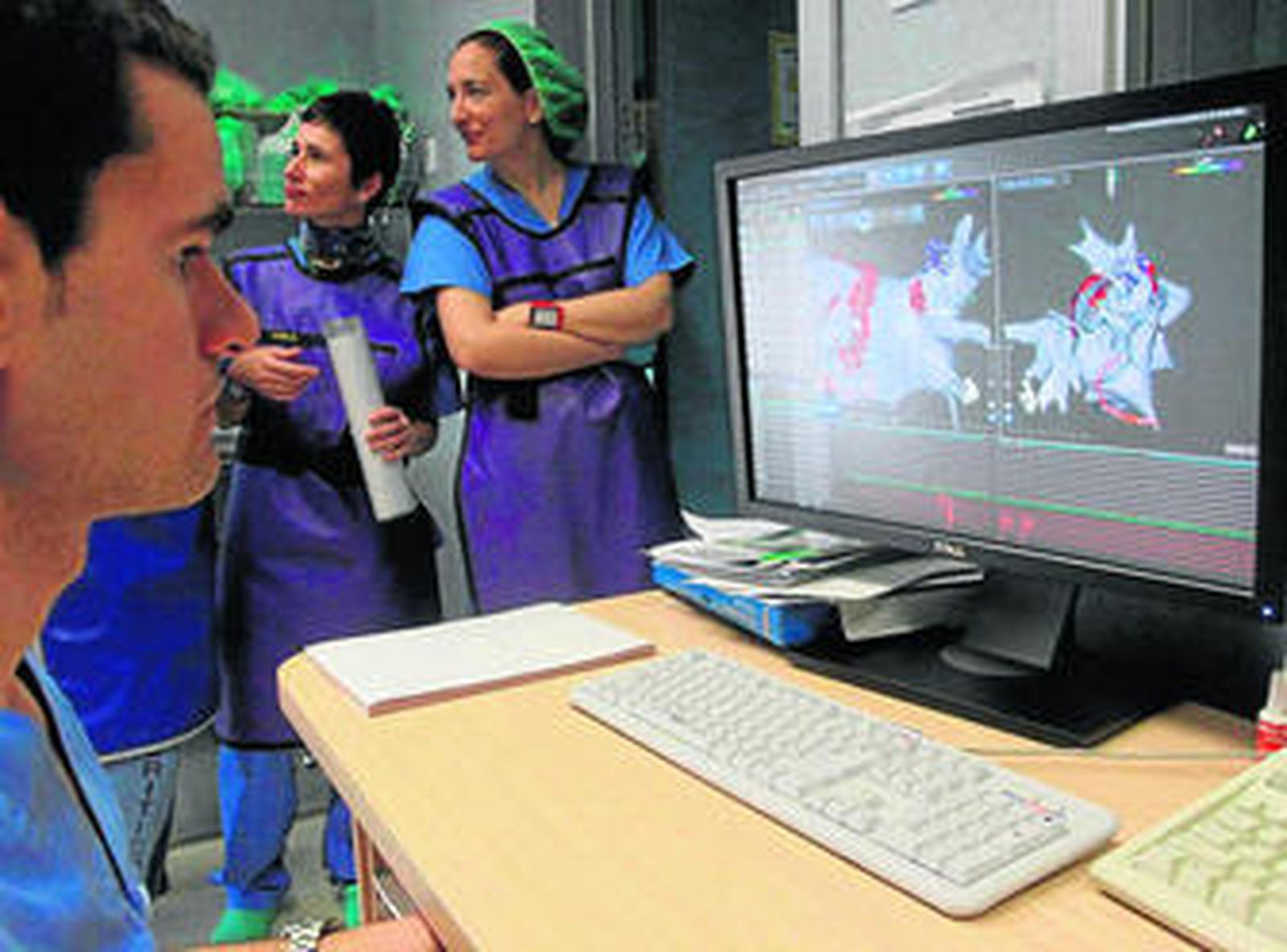 Profesionales de una Unidad de Arritmias durante la monitorización de una intervención.