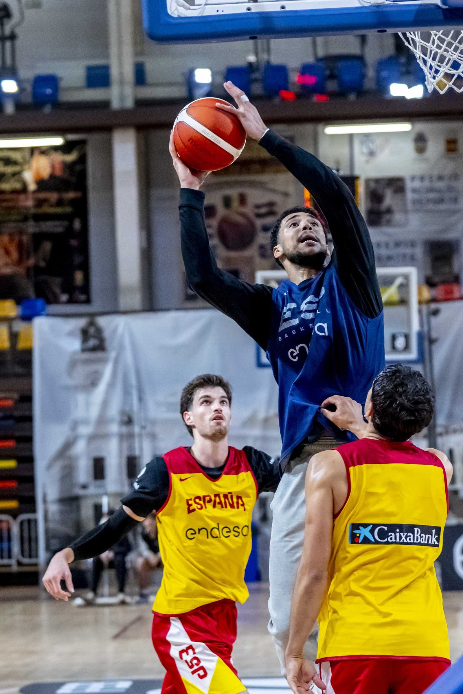 Alberto Díaz, Francis Alonso y Paco Aurioles, en la primera España de Chus Mateo