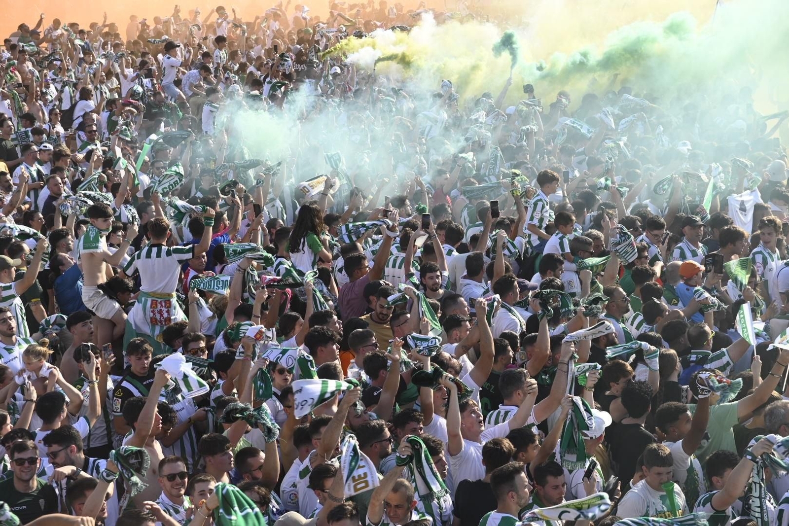 Las mejores imágenes del espectacular recibimiento a los jugadores del Córdoba CF antes de la final por el ascenso