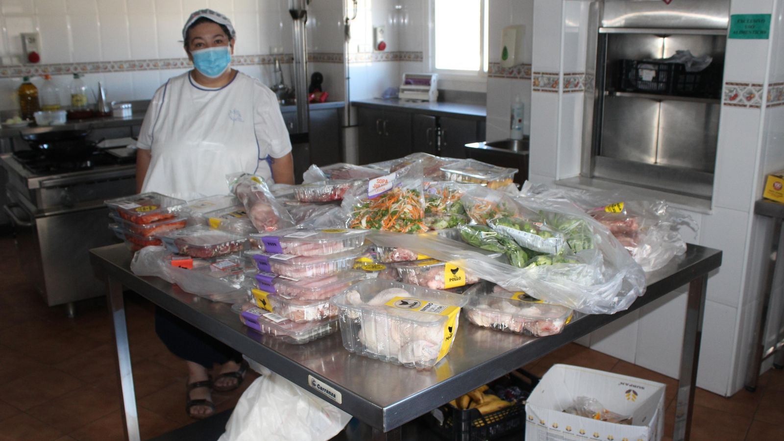 Sor María Jesús en la cocina de la residencia, con los alimentos entregados por Mercadona.