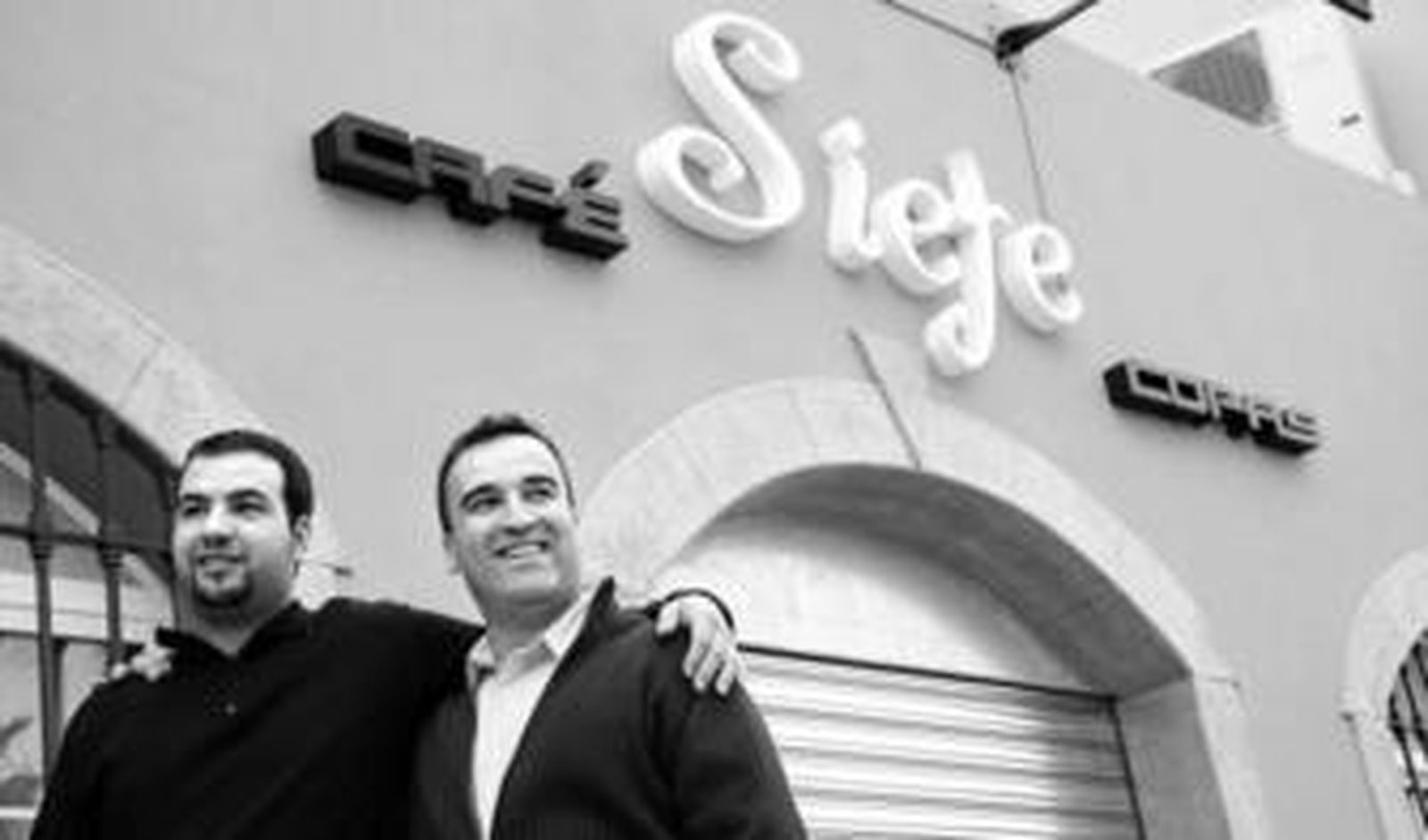 1. Pablo Rodríguez Urbano y su primo Rafael, dueño del Ventorrillo Canario, junto al bar de copas que han abierto con el último número del Gordo 2. Juan José, a la izquierda, pasó de parado a millonario. A Juan Carlos, cocinero de la Caseta de Antonio, no le tocó. Ambos posan en el salón que Josefa abrió con el dinero de la lotería. 3. Estrella Urbano no se olvidó de sus compañeras de hamburguesería Loli y Adelina.           4.  El Mercedes terminado en 7 que el marido y los dos hijos de Estrella fueron a recoger a Múnich.