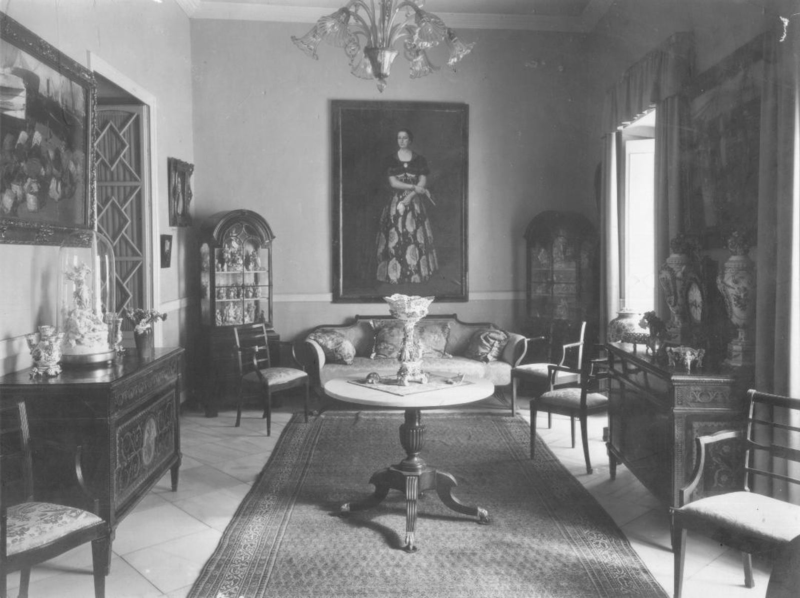 Salón. Lo presidía un  retrato de la señora de la casa, Renée Arquís, pintado, por Alfonso Grosso.