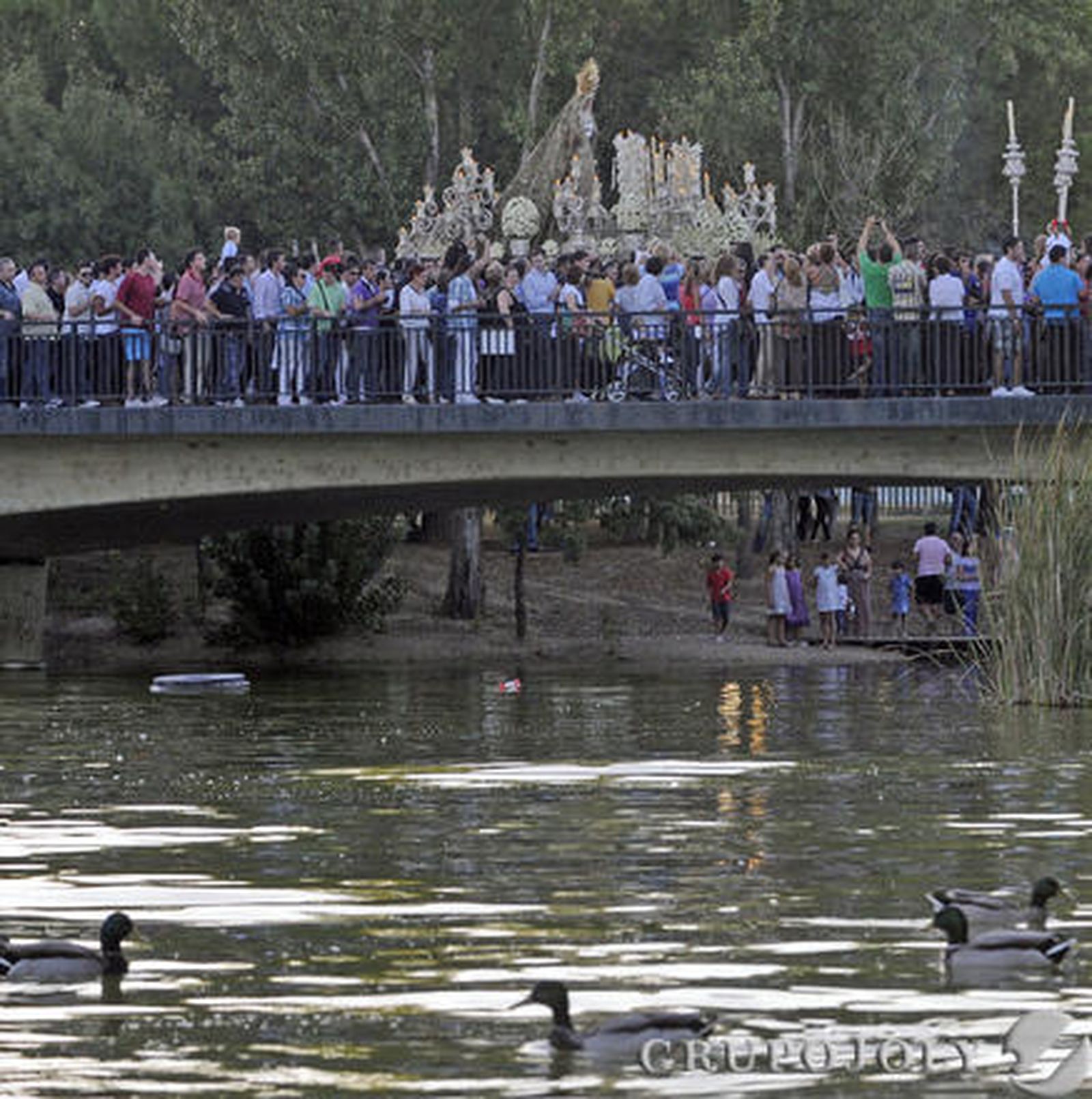 La Macarena vuelve a iluminar la noche sevillana
