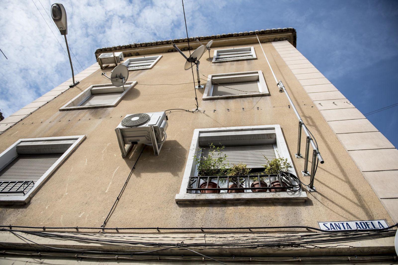 Uno de los antiguos edificios de la barriada de Santa Adela.