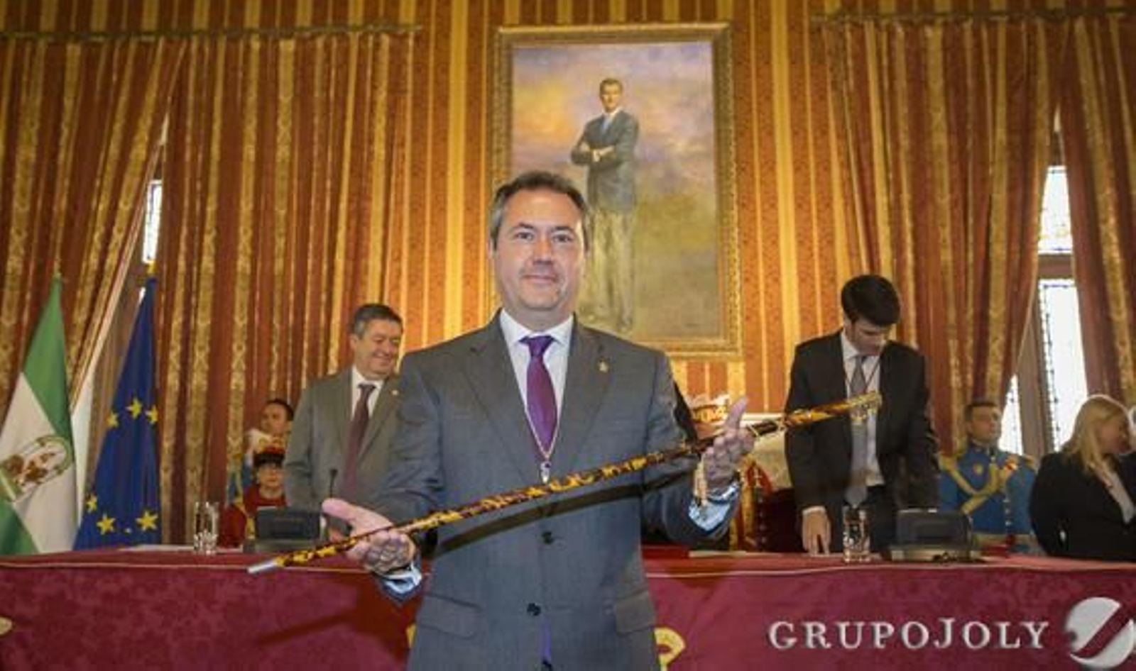 Juan Espadas, tras tomar el bastón de alcalde en 2015.